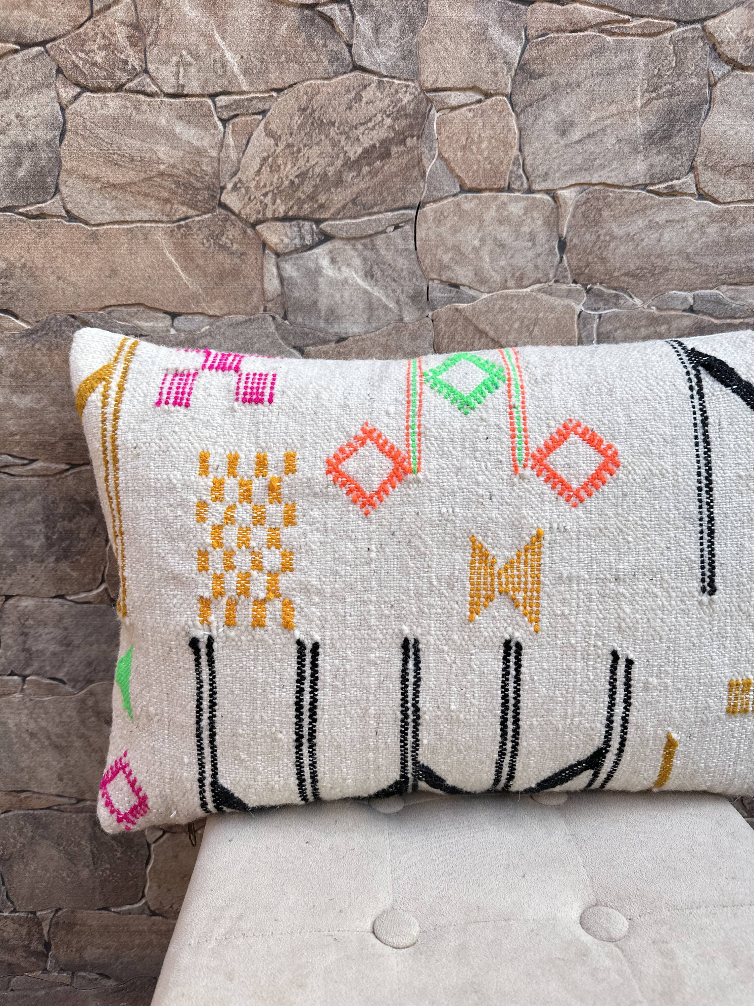 Handmade cushion cover in Berber wool: Moroccan Kilim cushion