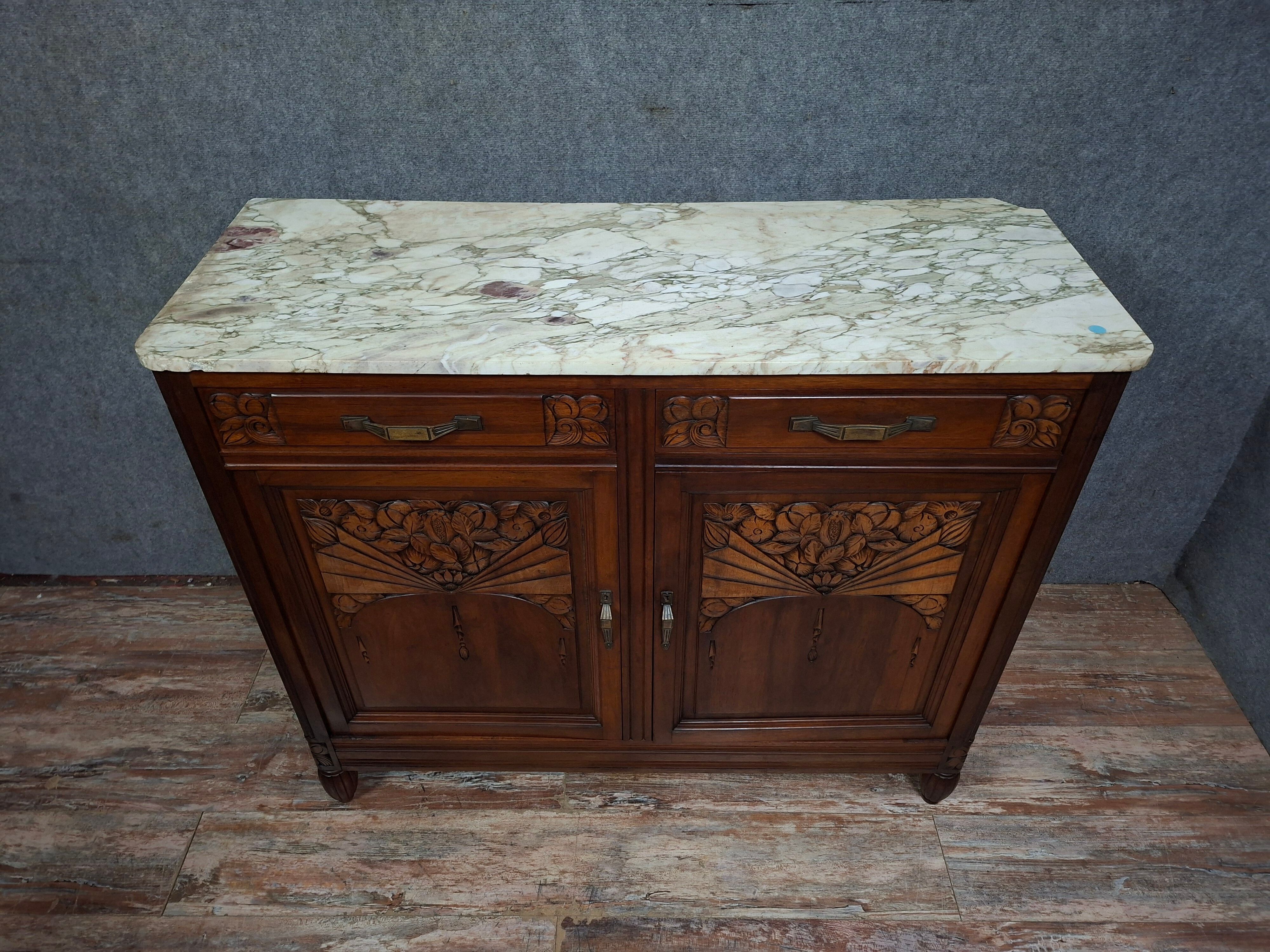 Buffet Art Déco en noyer sculpté et marbre – vers 1930