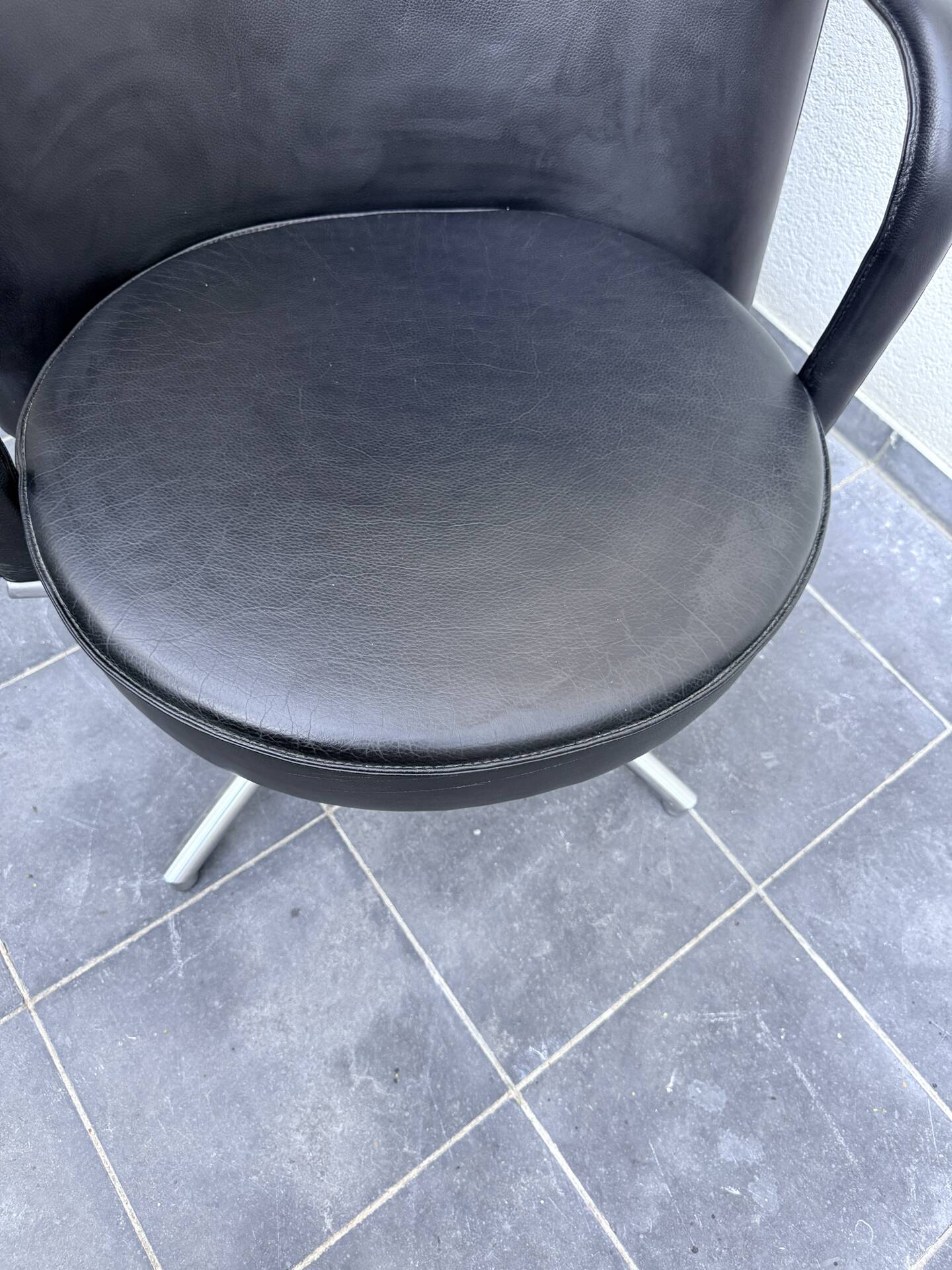 Swivel armchair EJ80B “Partner” – Erik Jørgensen – black leather