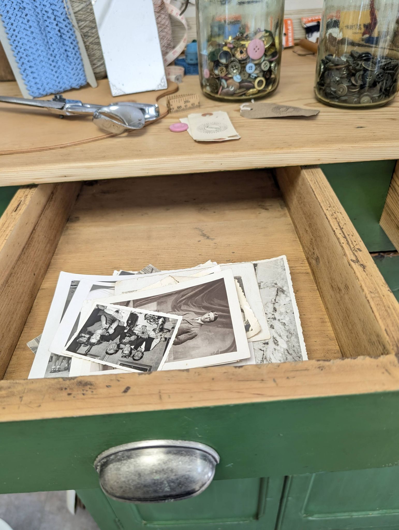 Buffet, confiturier en bois vert