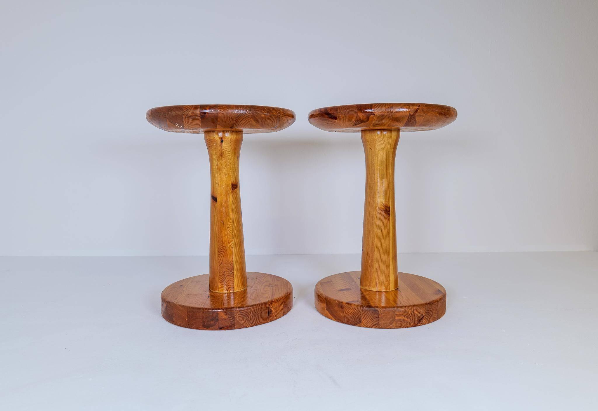 Pair of modern minimalist Scandinavian stools in pine, Sweden, 1970s.