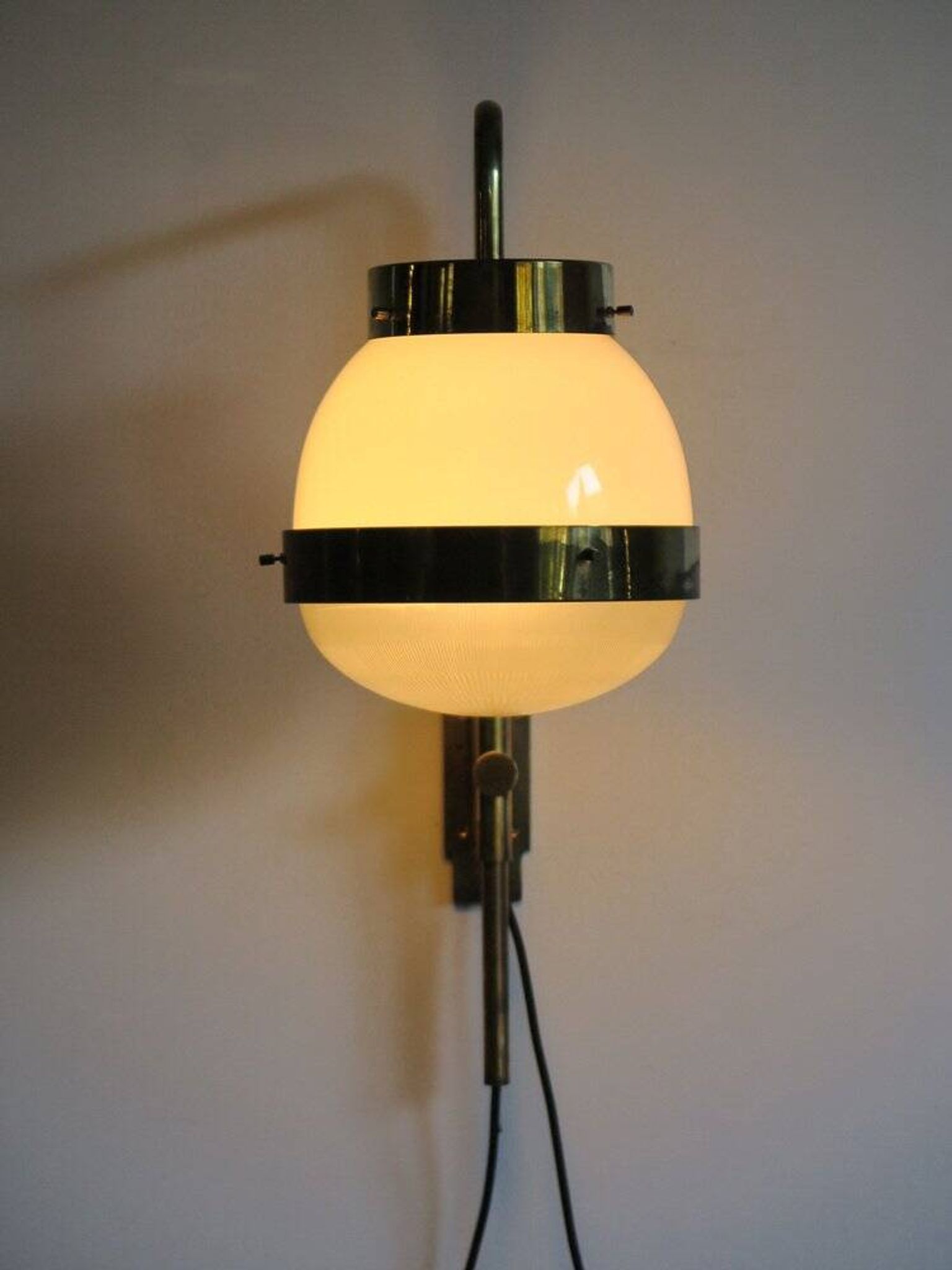 Grand appliqué italien Delta par Sergio Mazza pour Artemide, années 1960.