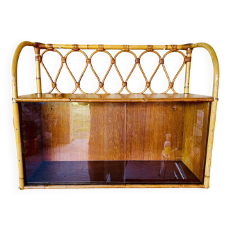 Étagère murale vintage en rotin et bambou avec armoire à portes en verre, 1960s