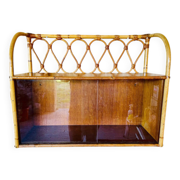 Étagère murale vintage en rotin et bambou avec armoire à portes en verre, 1960s