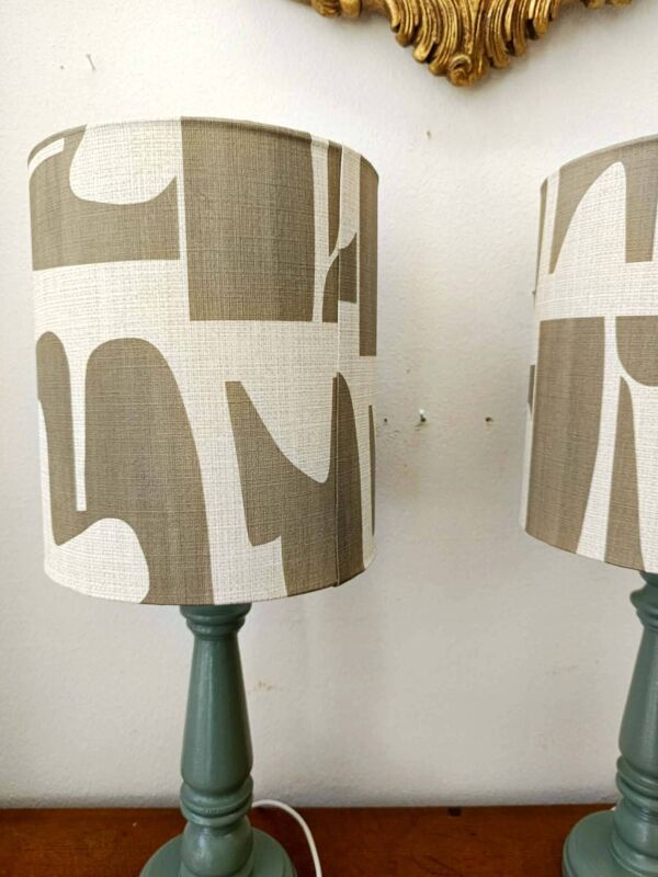 Paire de lampes en bois et abat-jours modernistes sur mesure