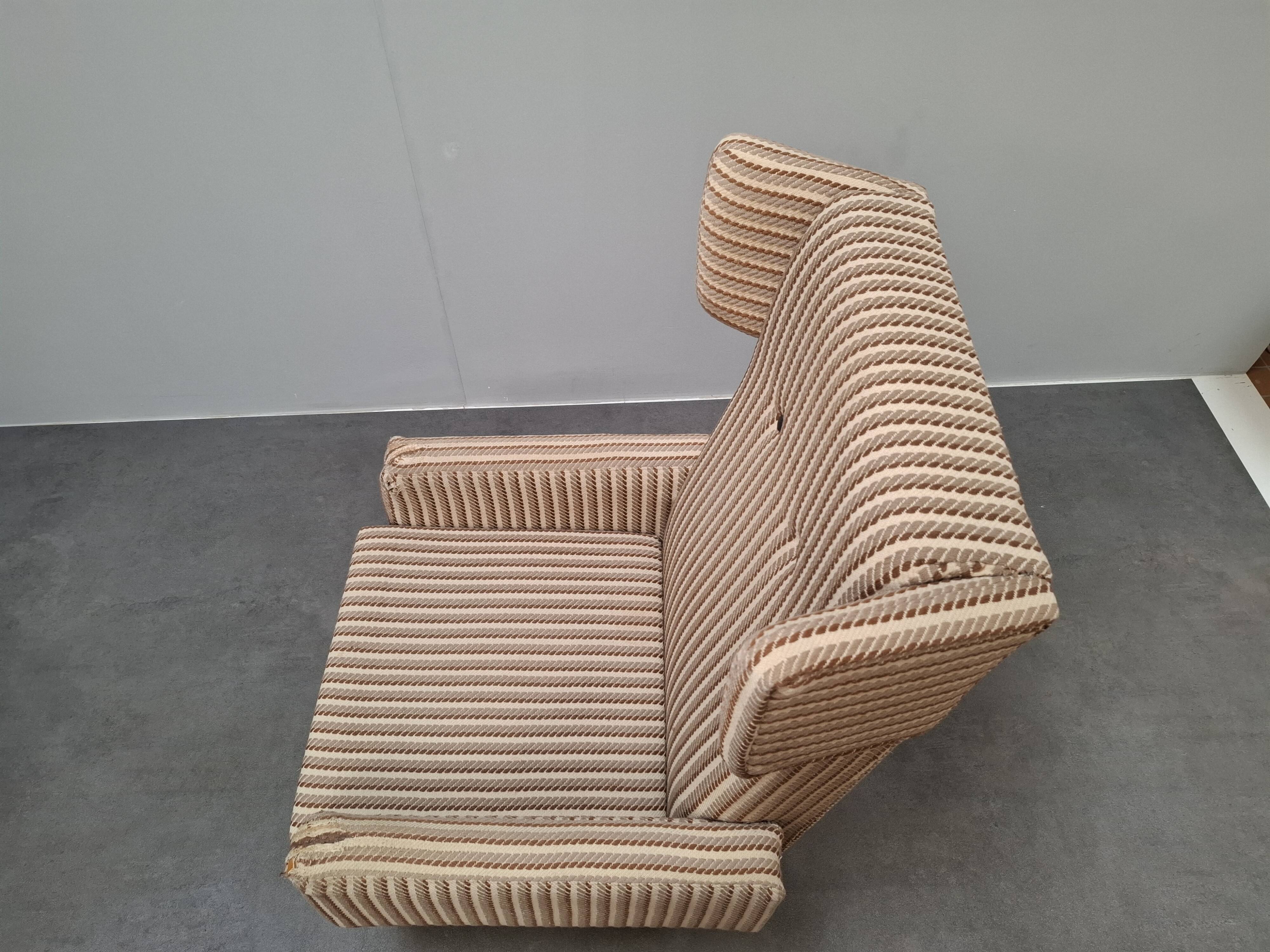 Fauteuil à oreilles de style mid-century moderne