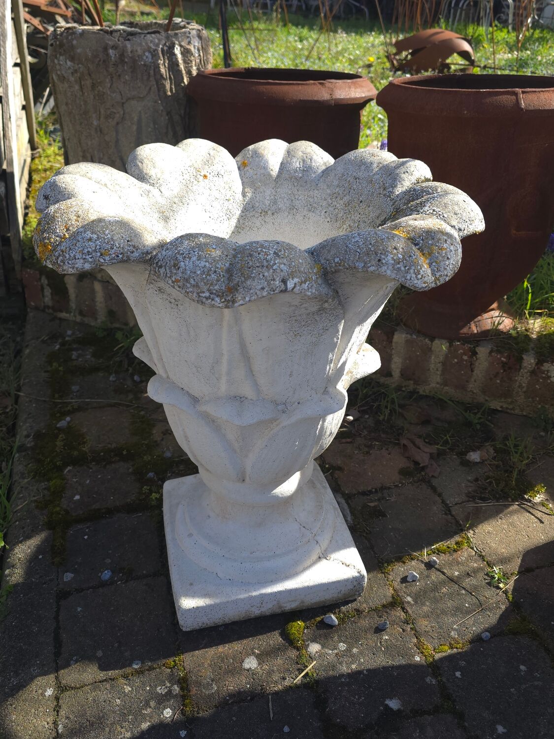 Vases en pierre reconstituée en forme de tulipe (la paire)