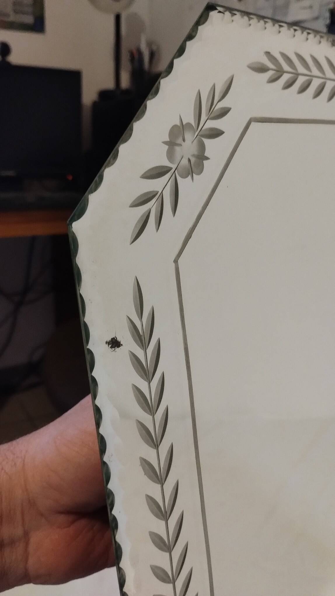 Miroir octogonal gravé et ciselé