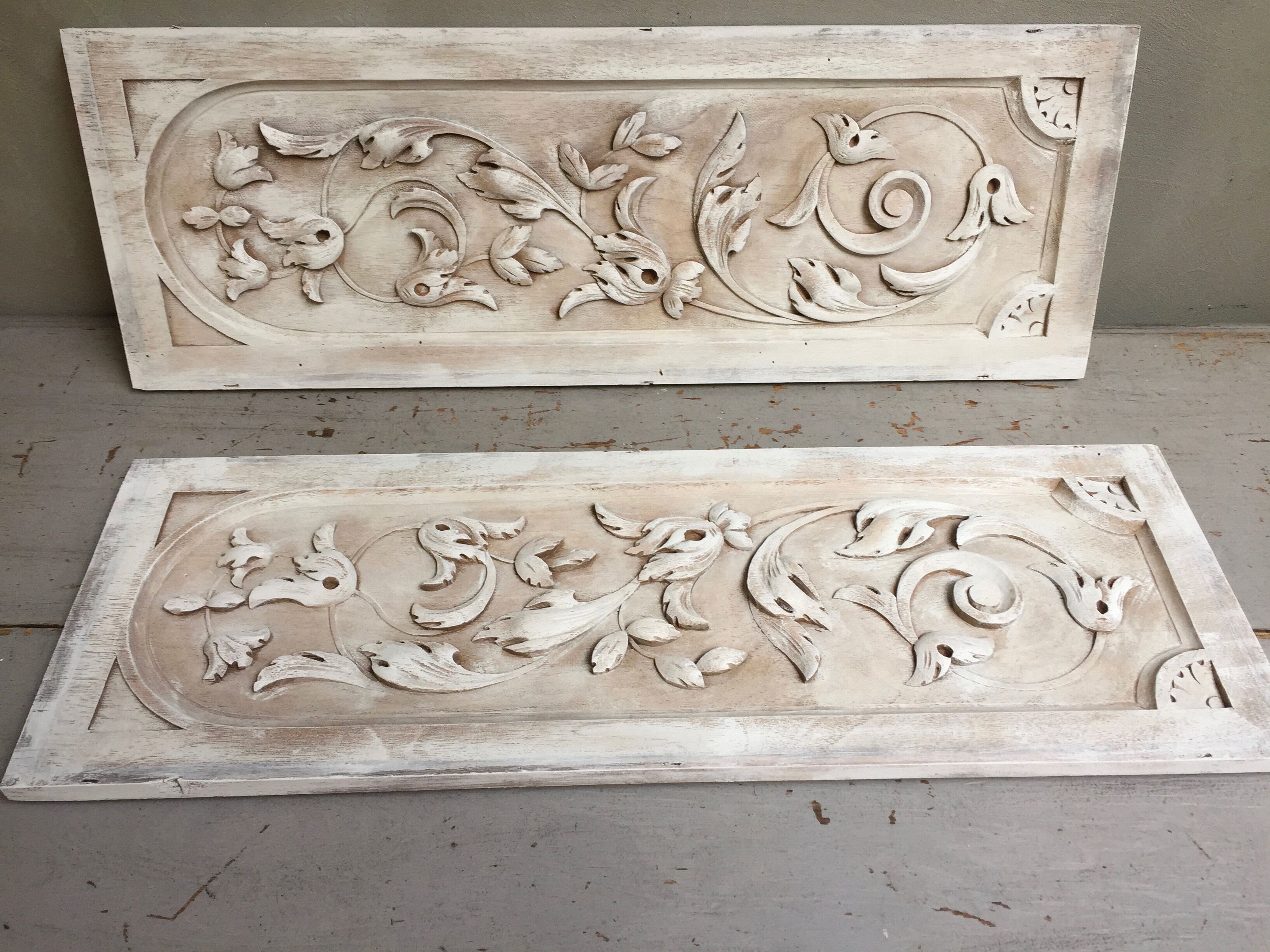 Paire de panneaux en bois sculpté