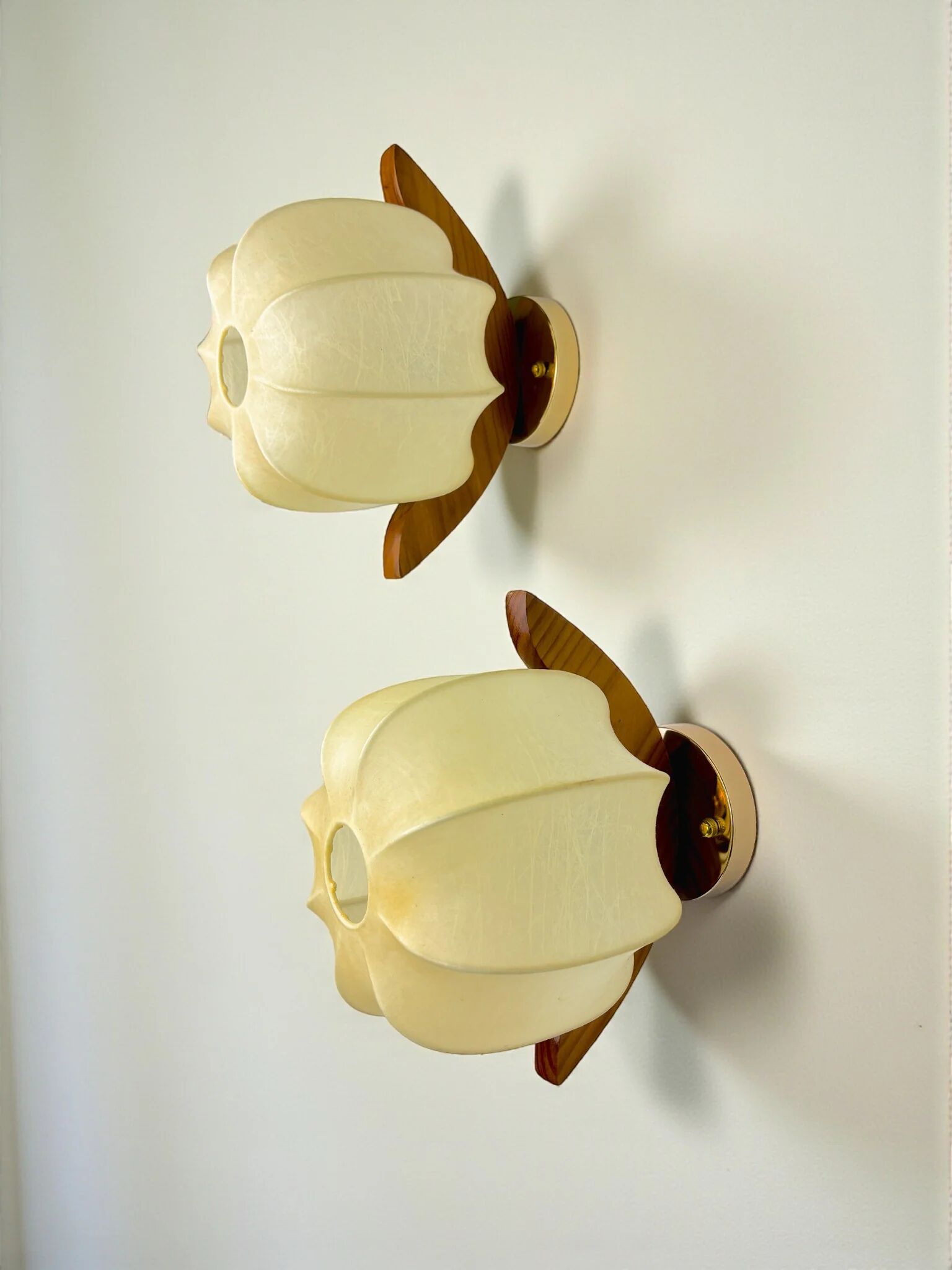 Paire de lampes murales italiennes "Cocoon", en résine et bois de pin, années 1970.