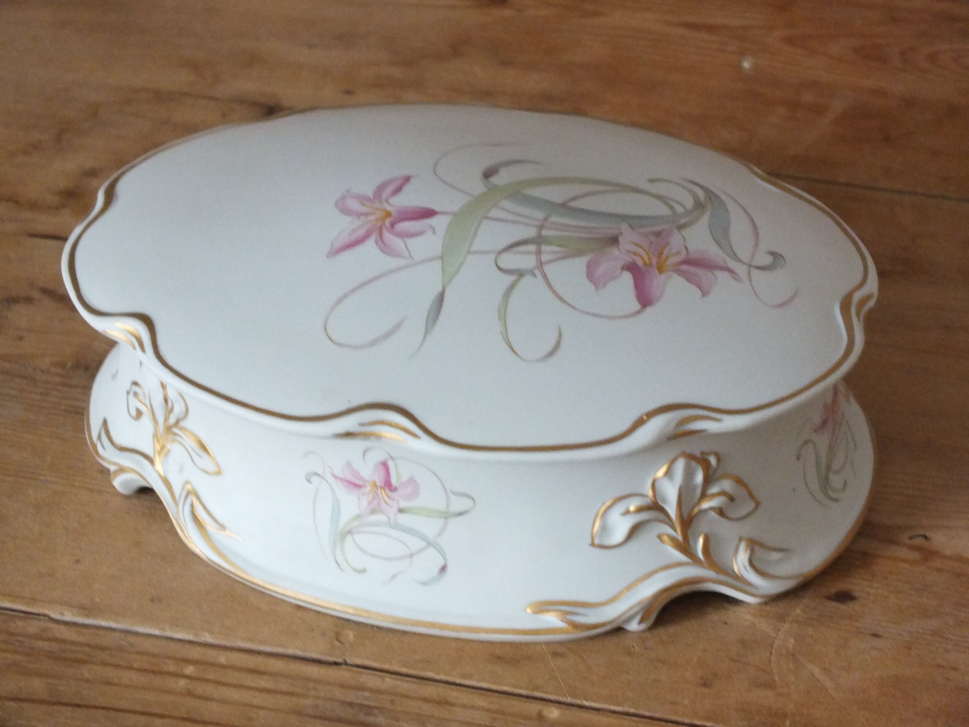 Biscuit candy box from Limoges - The star - hand-enhanced