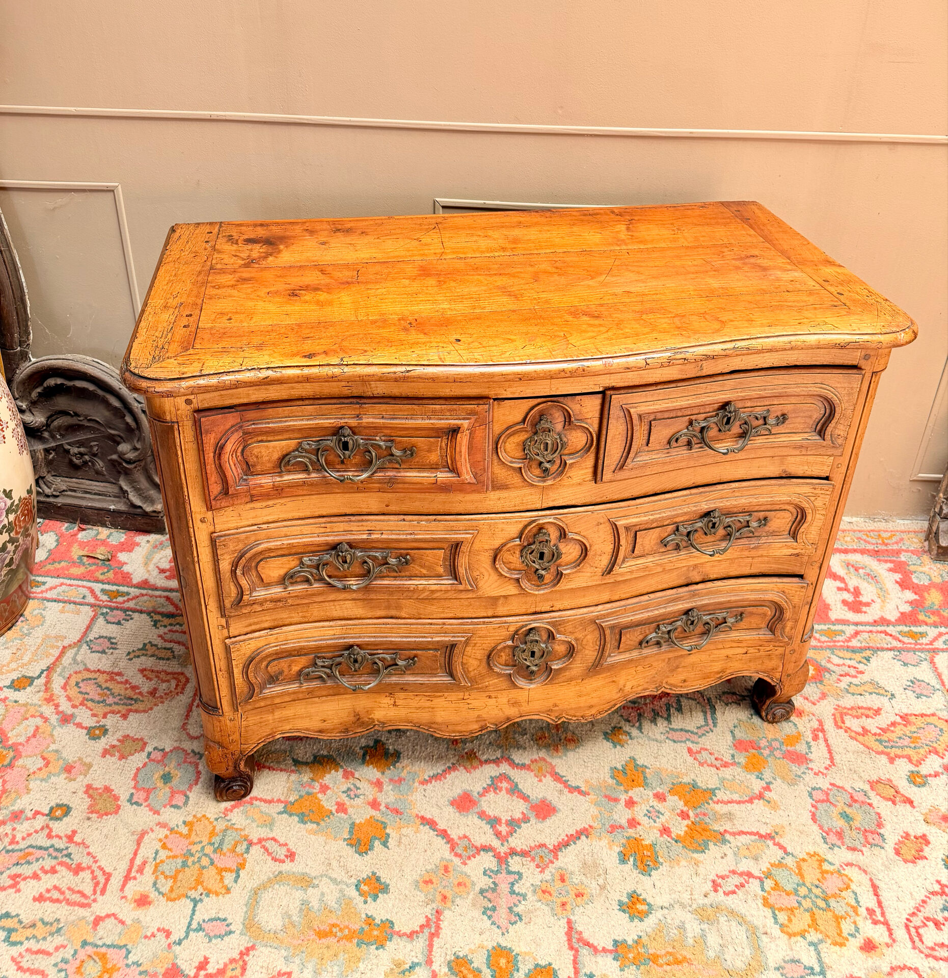 CURVED COMMODE IN WALNUT, PROVINCIAL WORK FROM THE LOUIS XV XVIII PERIOD
