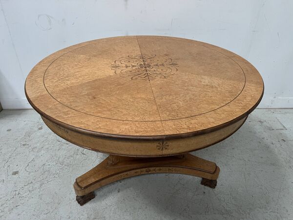 Ensemble de table et chaises de style Charles X en placage d'érable XX sièc