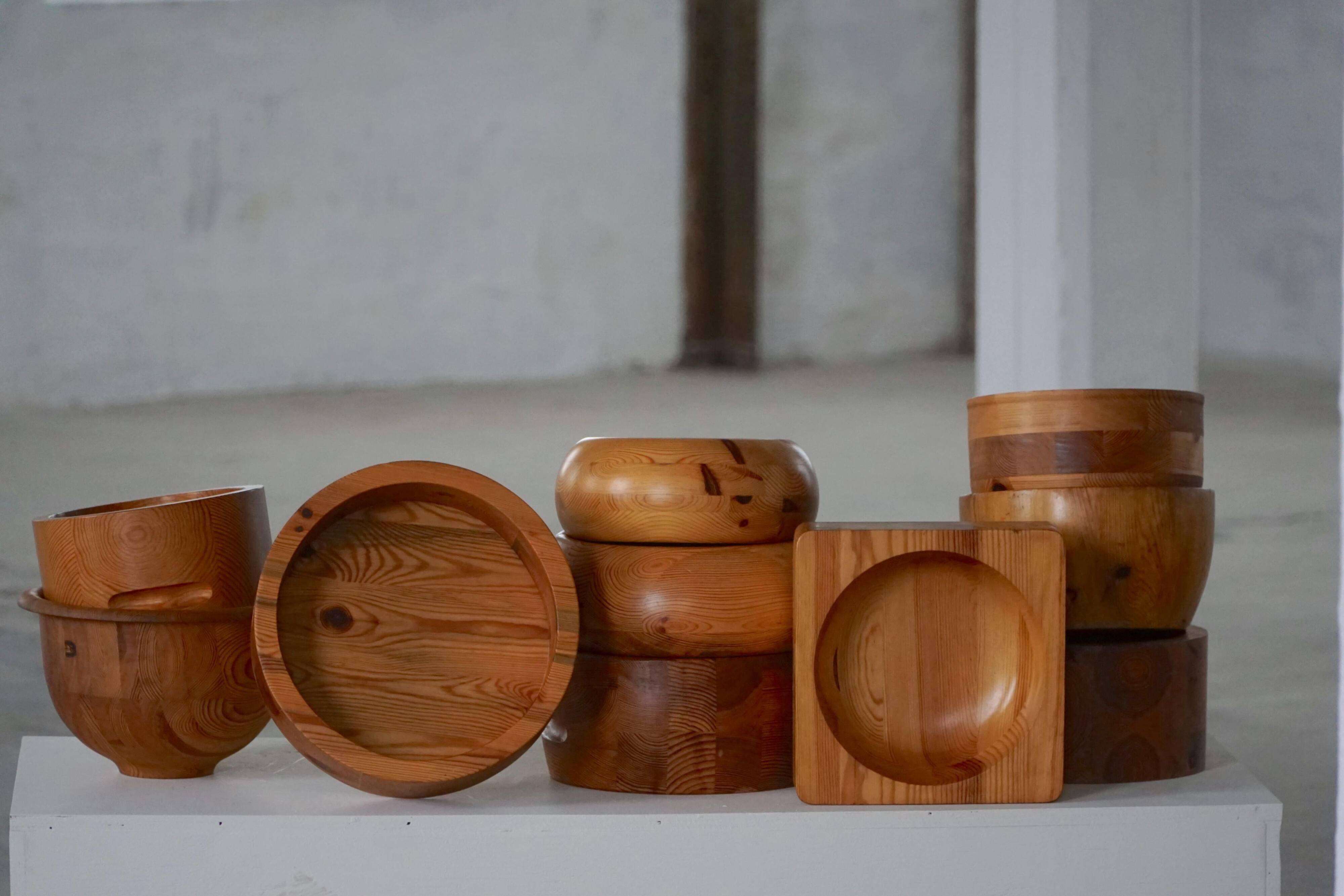 Set of 10 Scandinavian bowls in Swedish pine from the mid-century, made by Holmbergs & Varnamo, 1970s.
