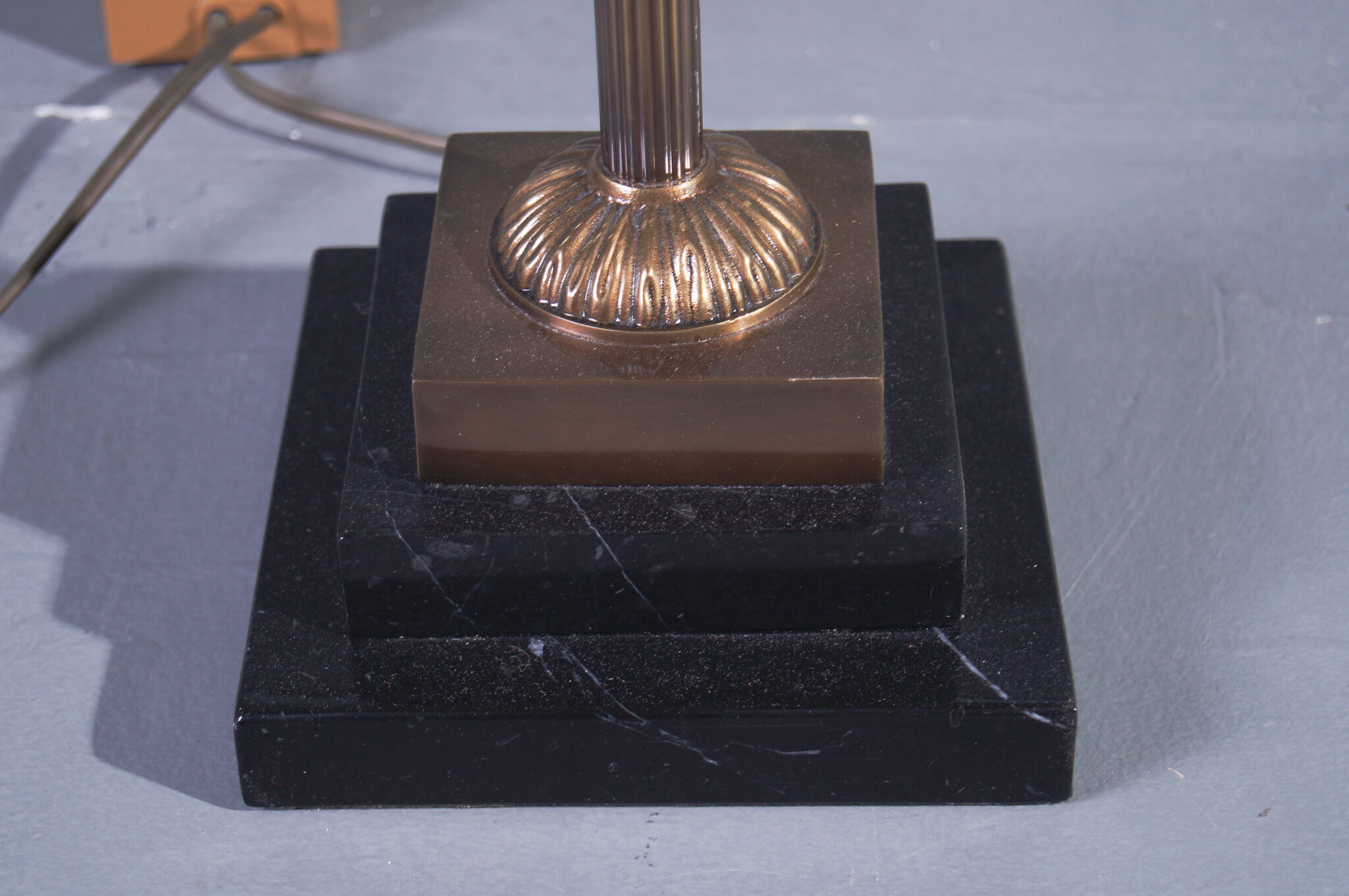Lampadaire sur pieds en marbre