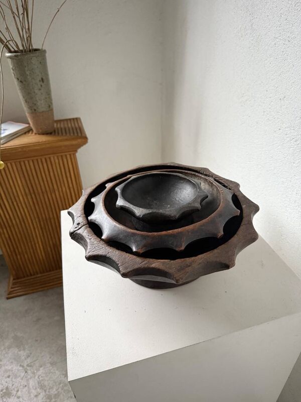 Plats brutalistes en bois, art populaire savoyard