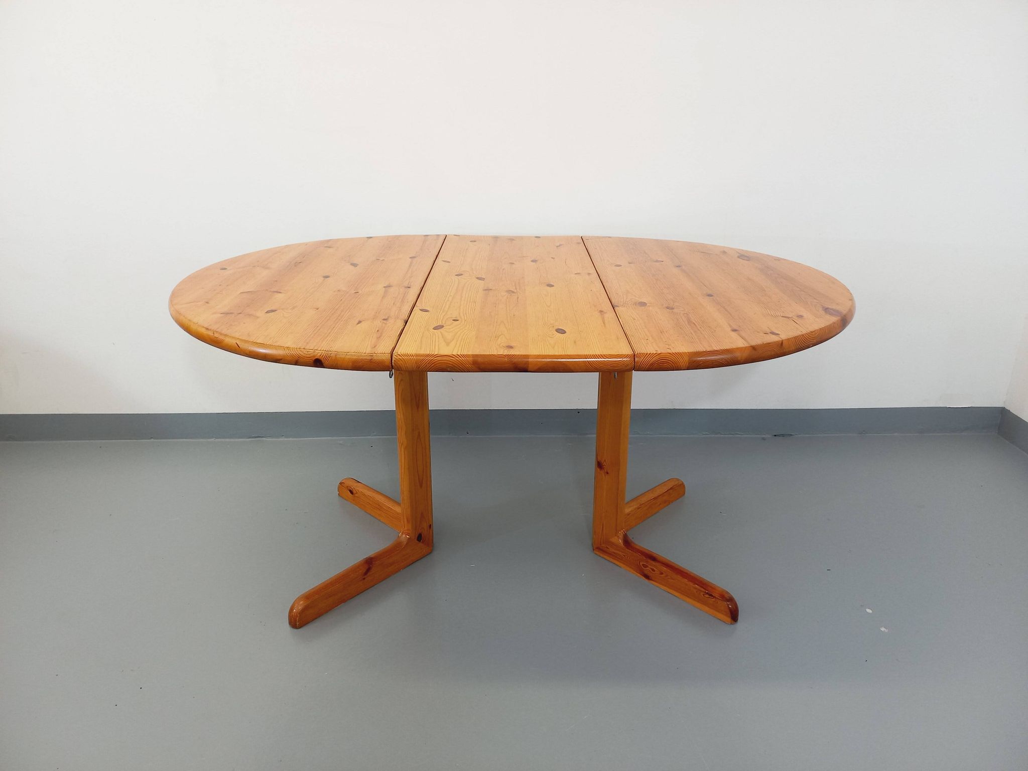 Suite of a round table with extension and 4 vintage pine chairs from the 60s and 70s