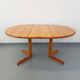 Suite d’une table ronde avec rallonge et 4 chaises vintage en pin des années 60 70