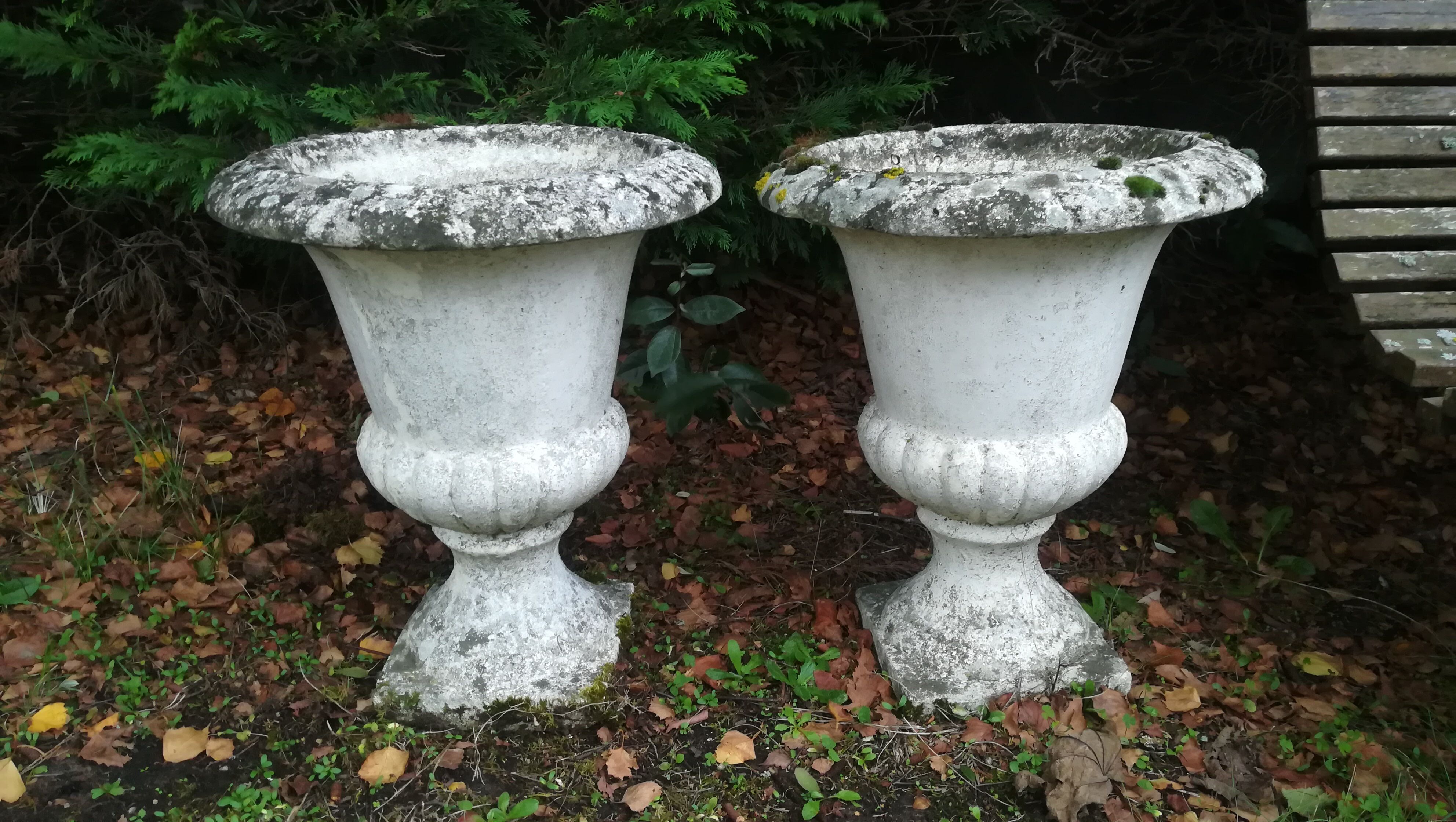 Paire de vases Médicis en pierre blanche