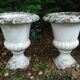 Paire de vases Médicis en pierre blanche