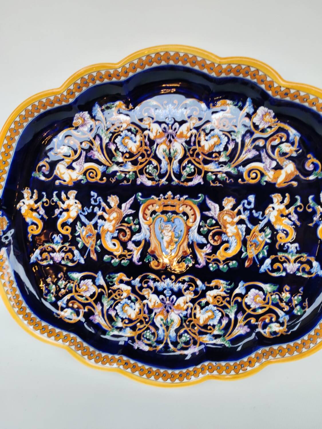 Large ceramic platter from Gien, Renaissance model, 20th century.