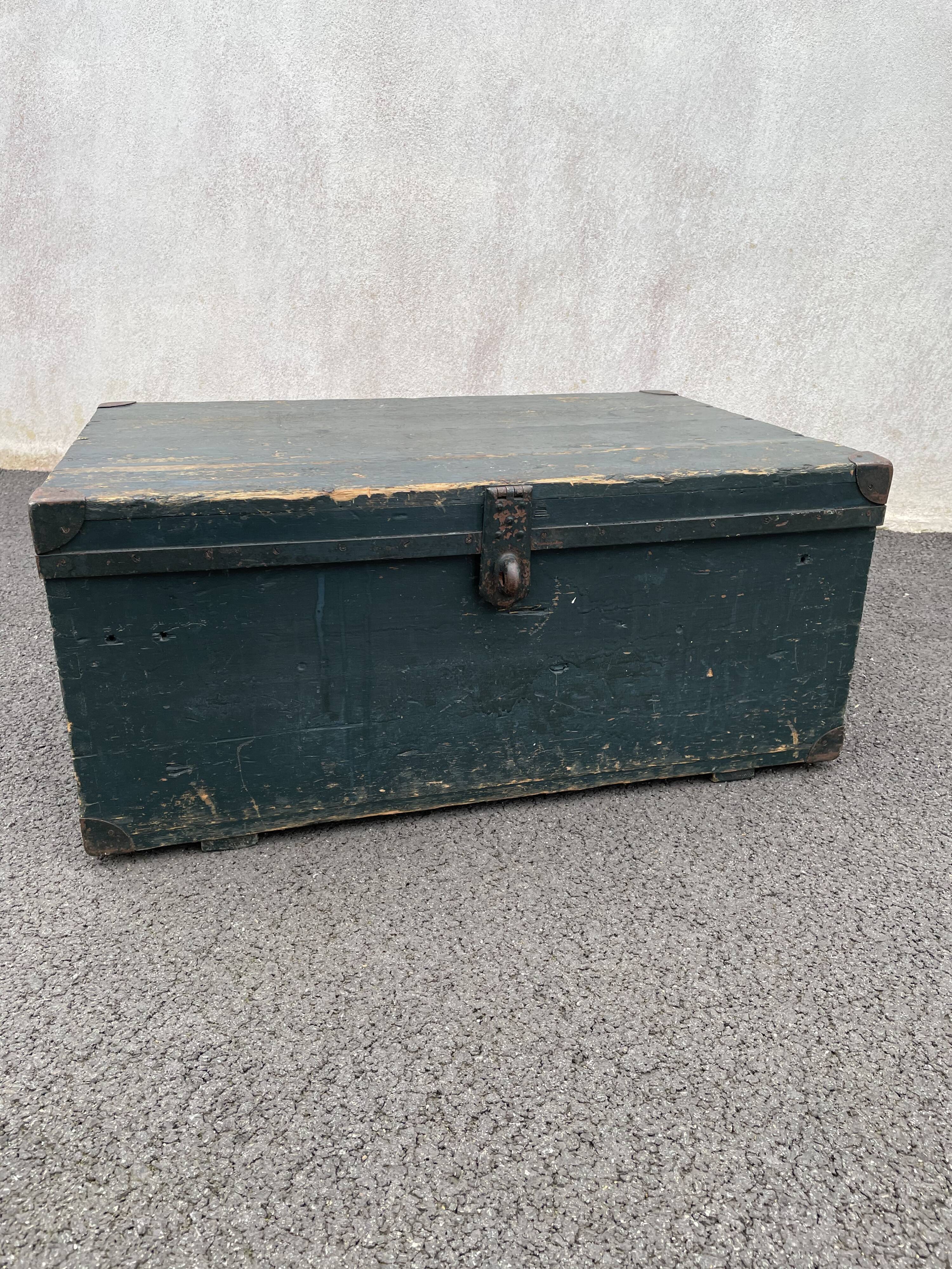 Painted wooden trunk L83 X H37 X P56