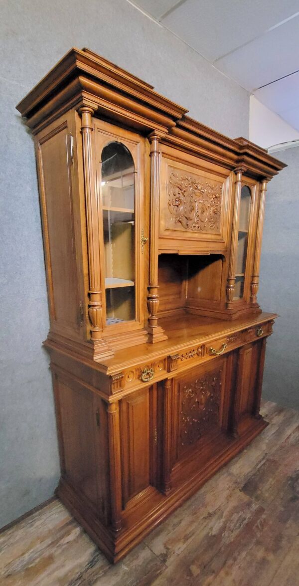 Important buffet deux-corps style Renaissance en noyer massif