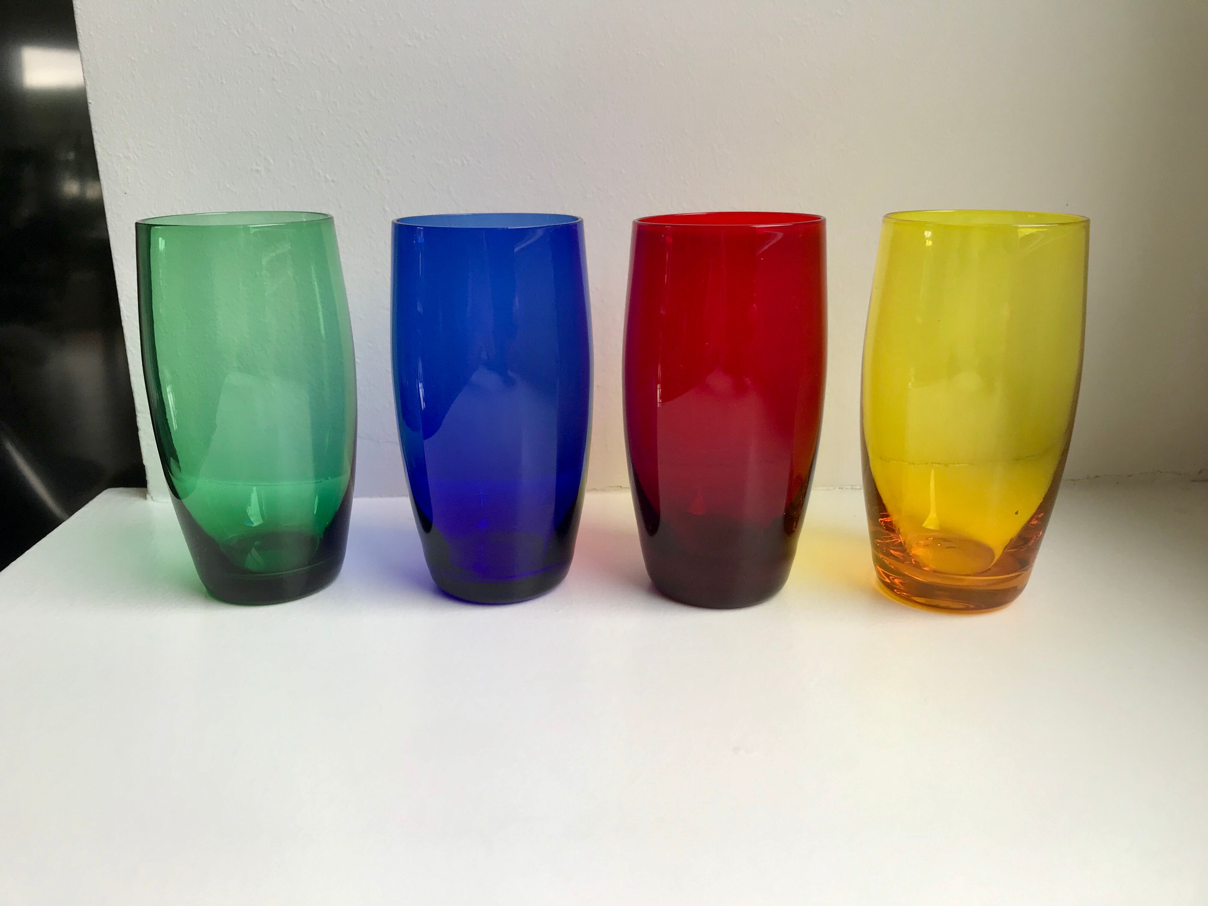 Lot de 4 verres à eau design en verre coloré années 70