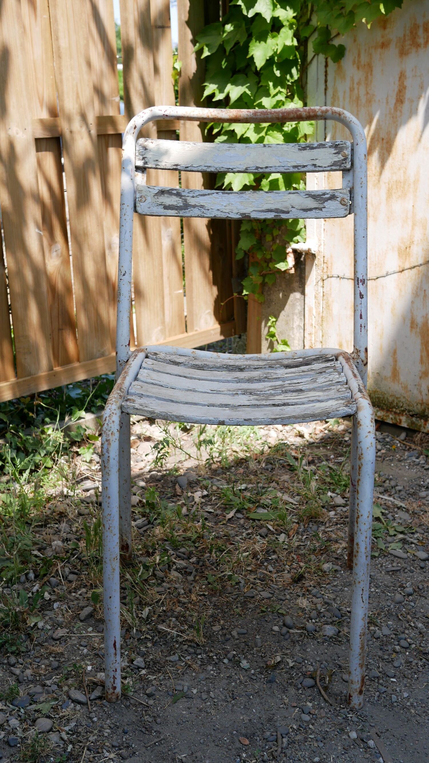 Chaises Tolix t2 par Xavier Pauchard
