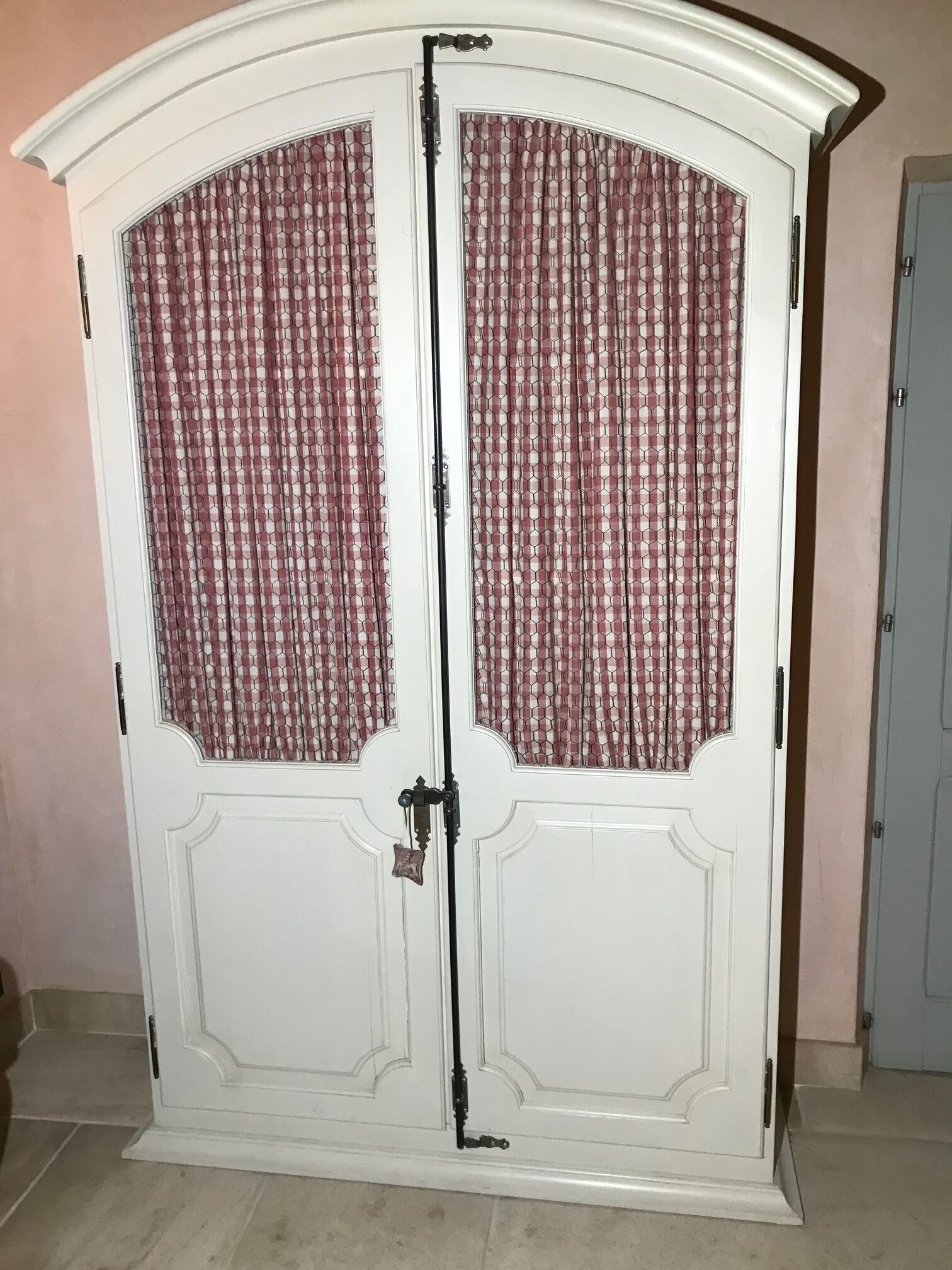 Armoire grillagée