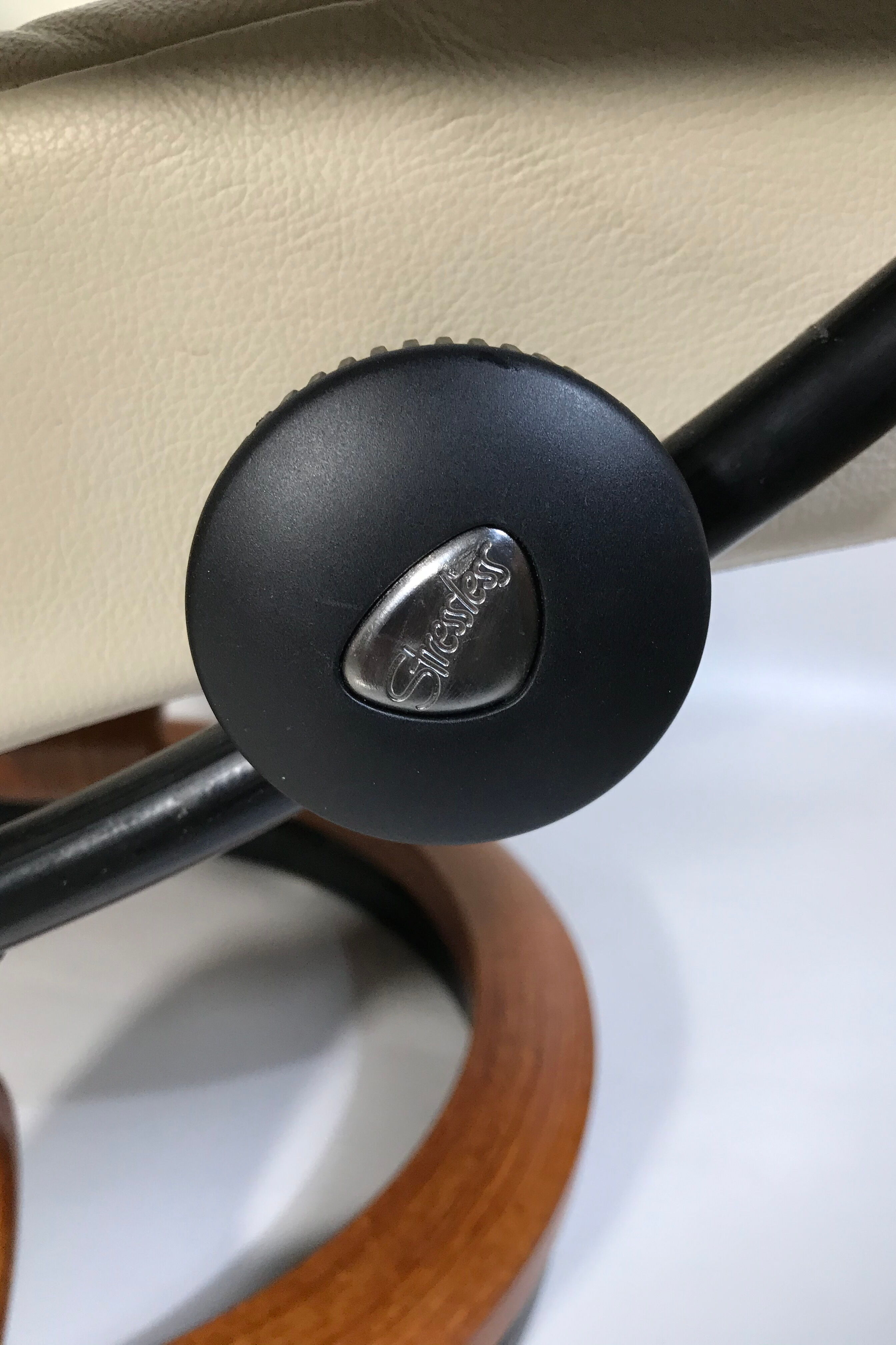 Stressless relaxation chair Consul (M) Classic in teak and ivory leather, Norway