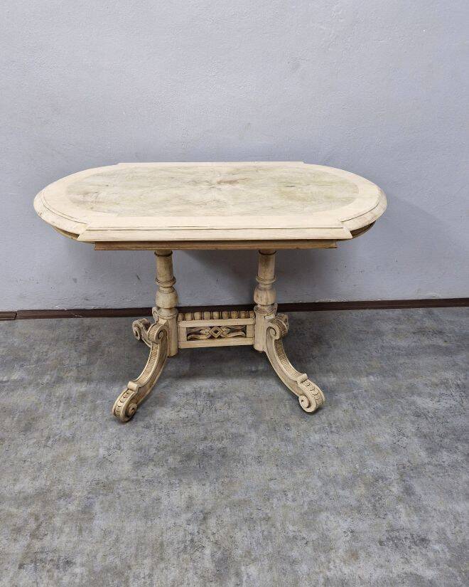 Very beautiful eclectic table.