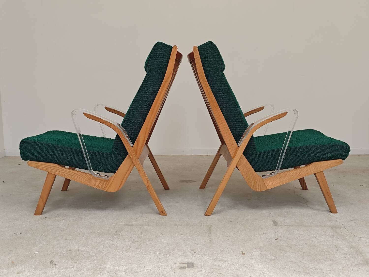 Paire de fauteuils ULUV bois et tissu vert bouclette