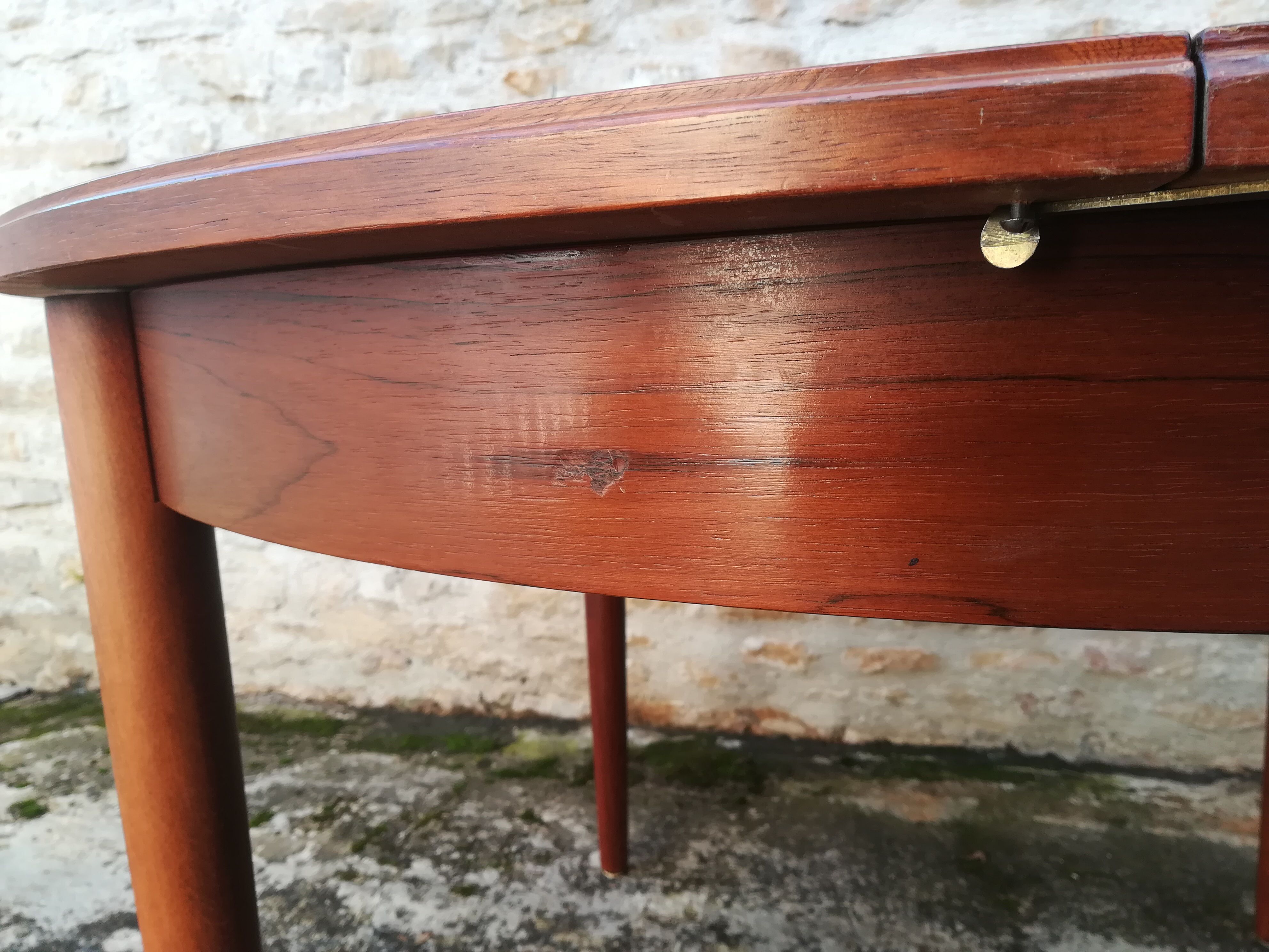 Scandinavian table with extension