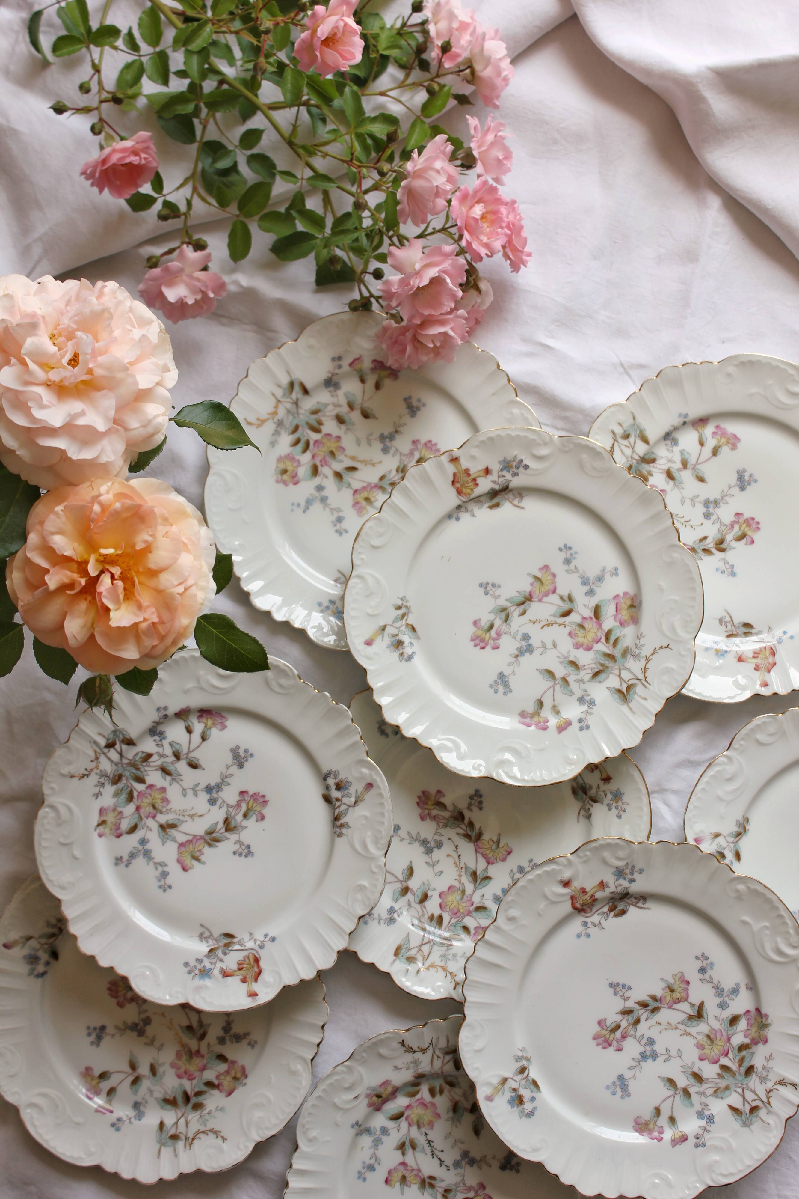 12 assiettes à dessert en porcelaine ancienne décor polychrome floral début XXe