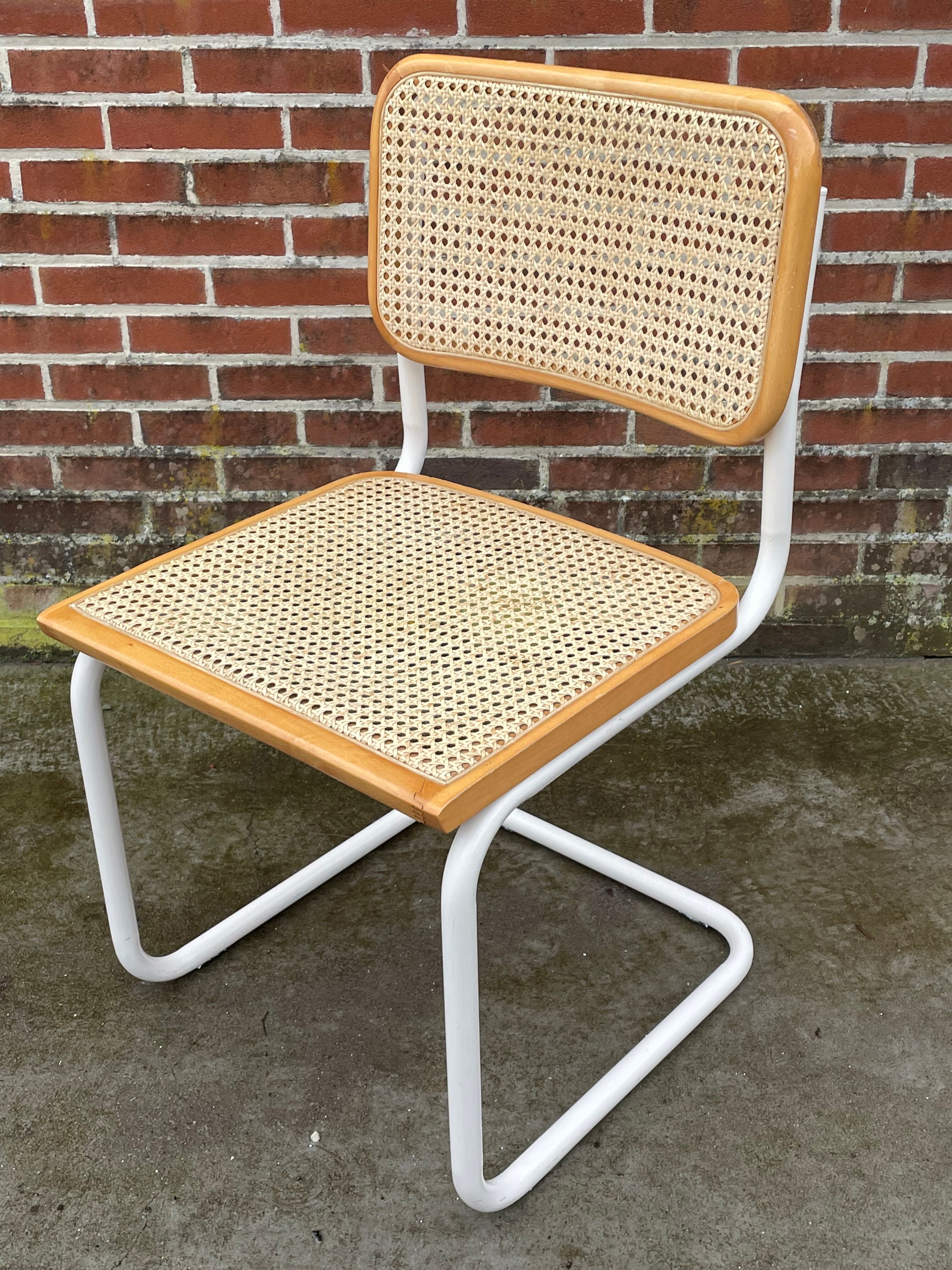 Chaise Cesca modèle b32 en blanc et bois par Marcel Breuer