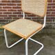Chaise Cesca modèle b32 en blanc et bois par Marcel Breuer