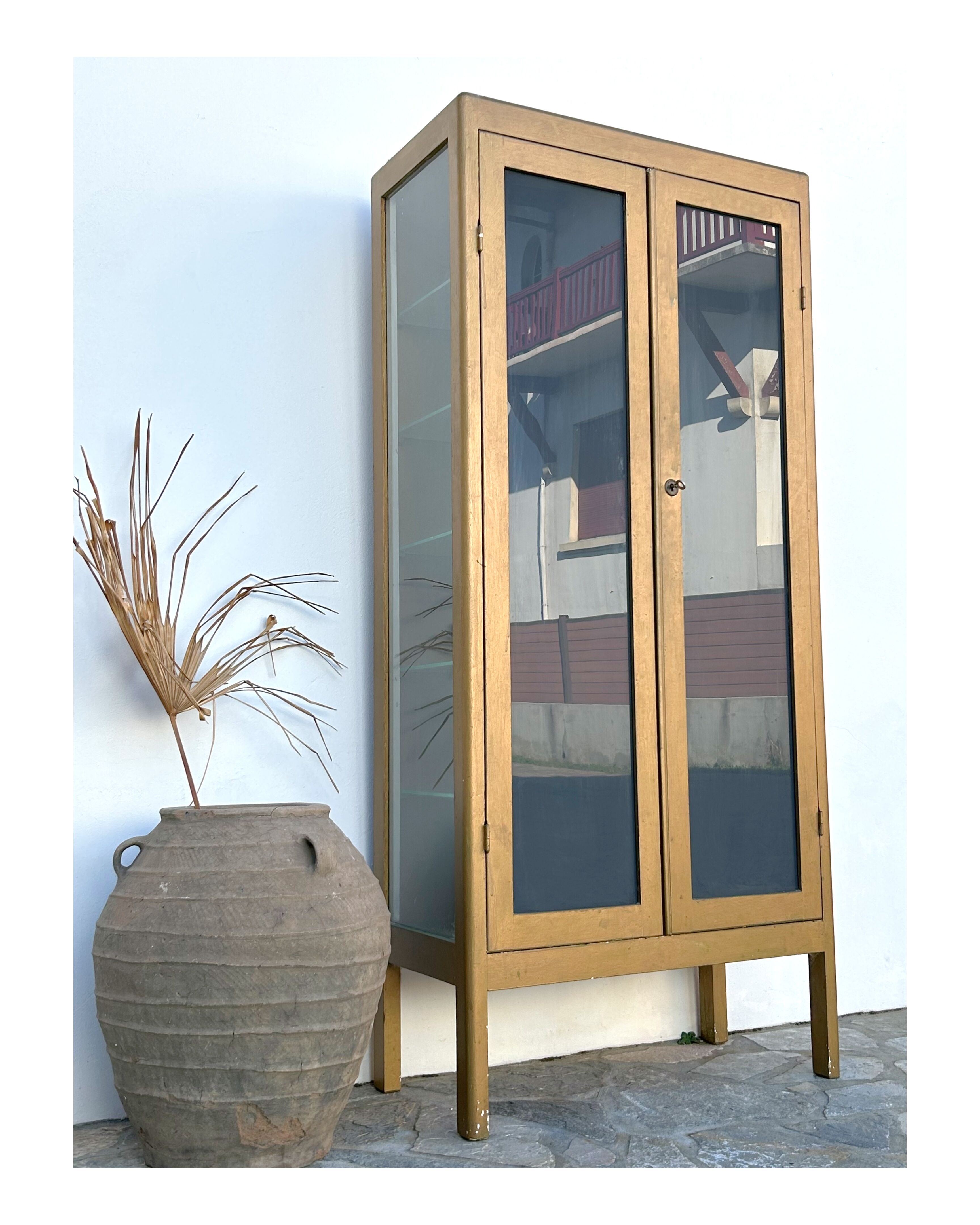 Pharmacy display cabinet