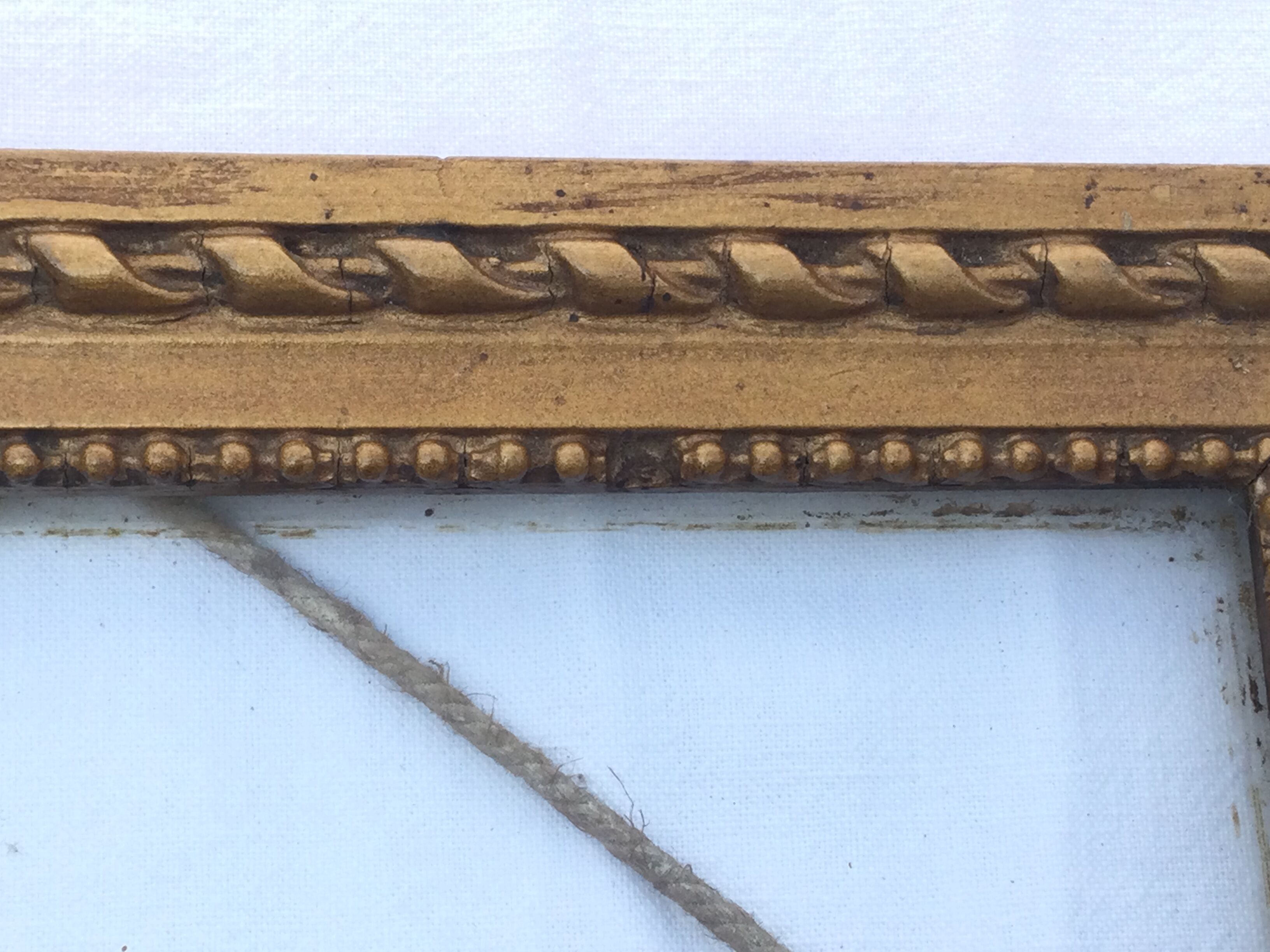 Gilded wooden frame and its glass