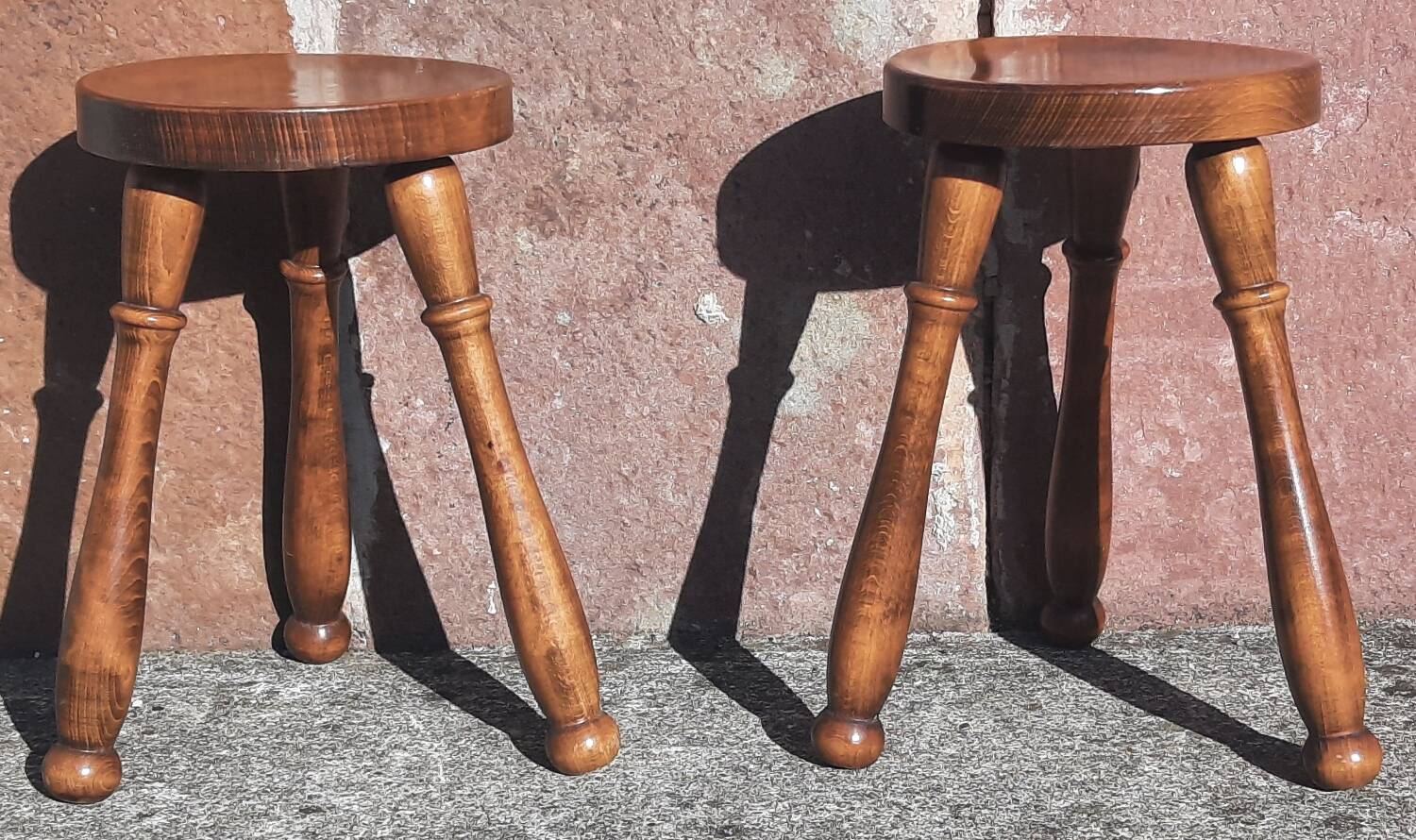 Tabourets bas tripodes, bois massif. (Lot de 2)