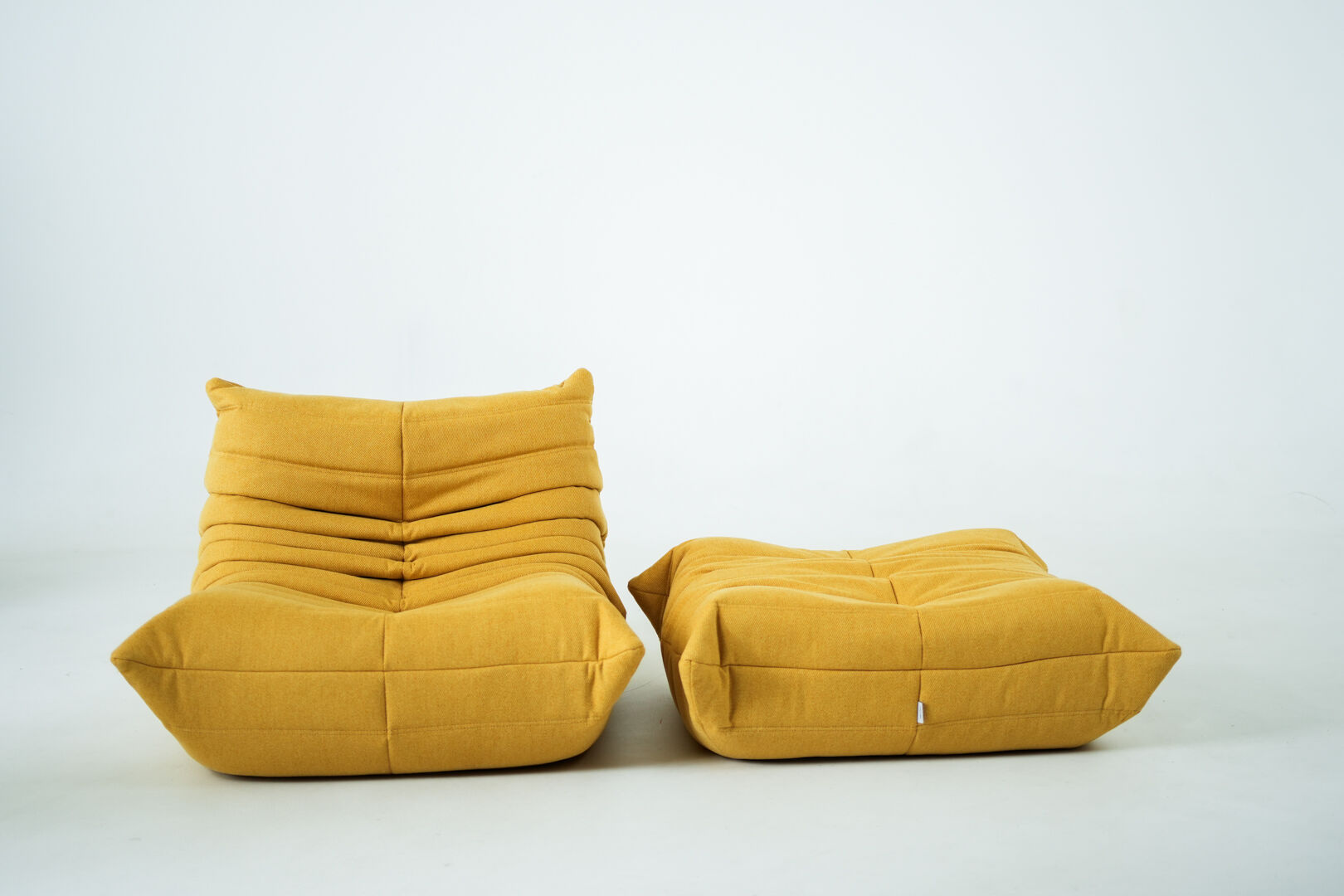 Ensemble de chaise et pouf Togo en tweed jaune