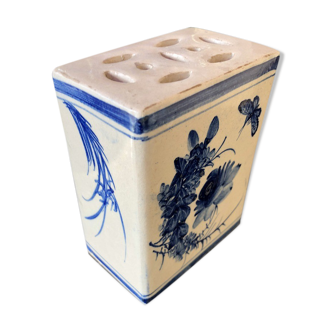 Pique blue and white flowers