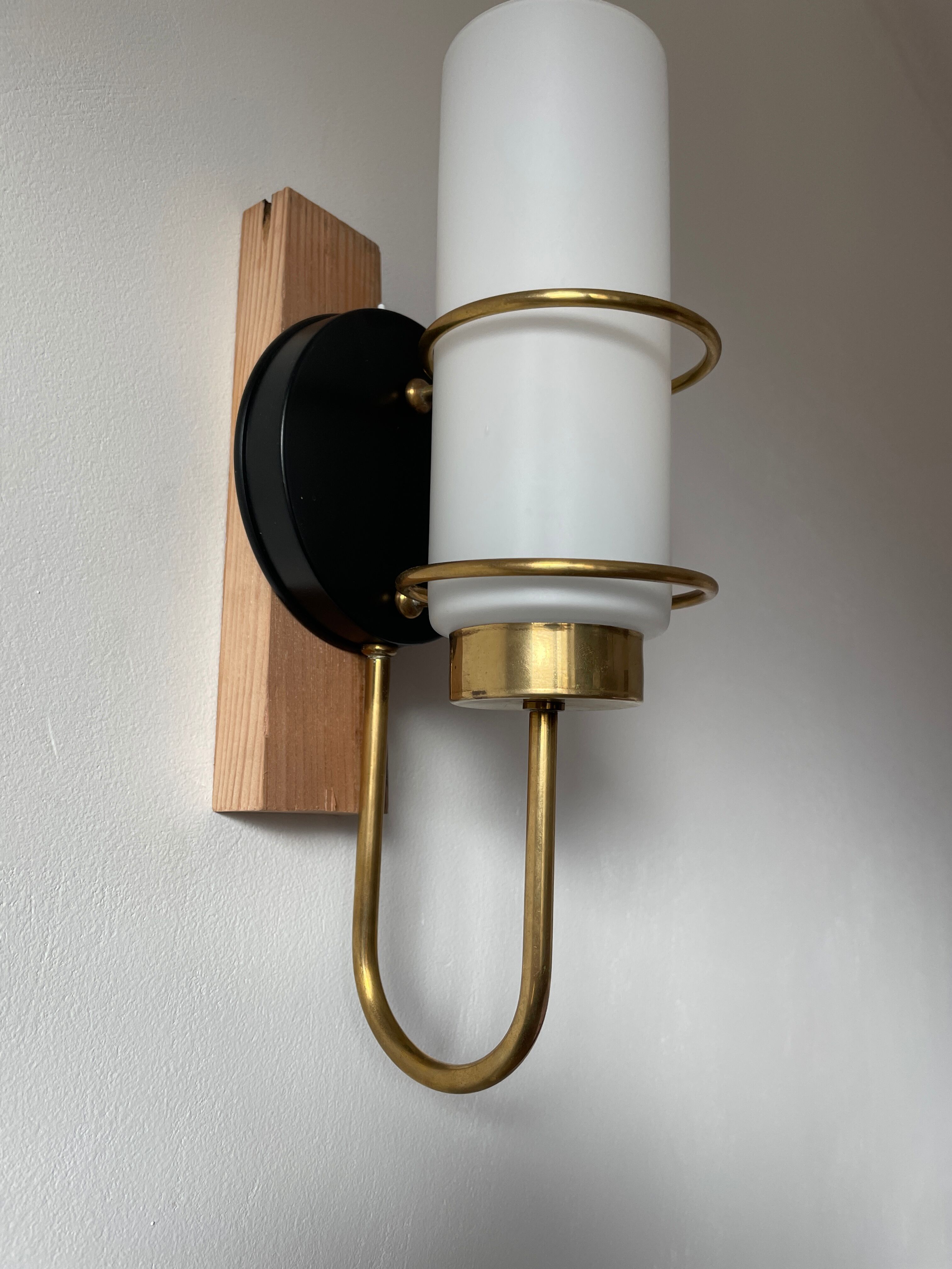 Opaline and brass wall lamp