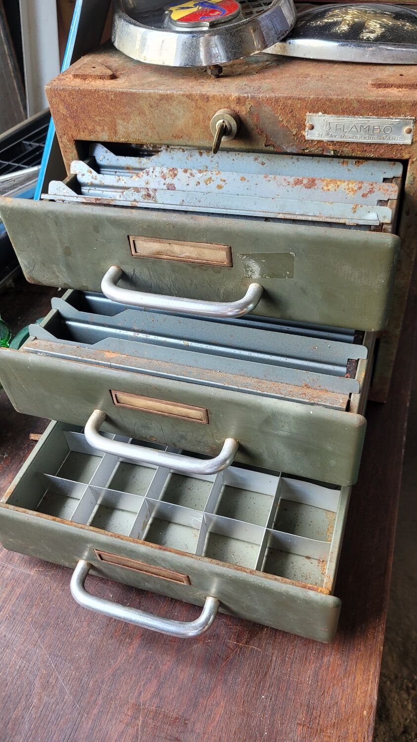 Metal drawer cabinet