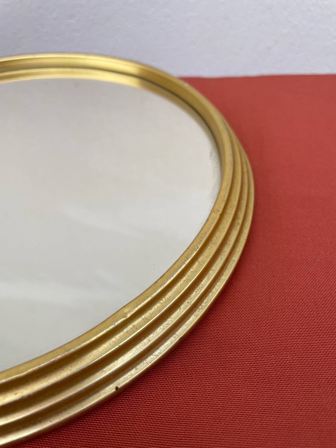 Round mirror in gold metal