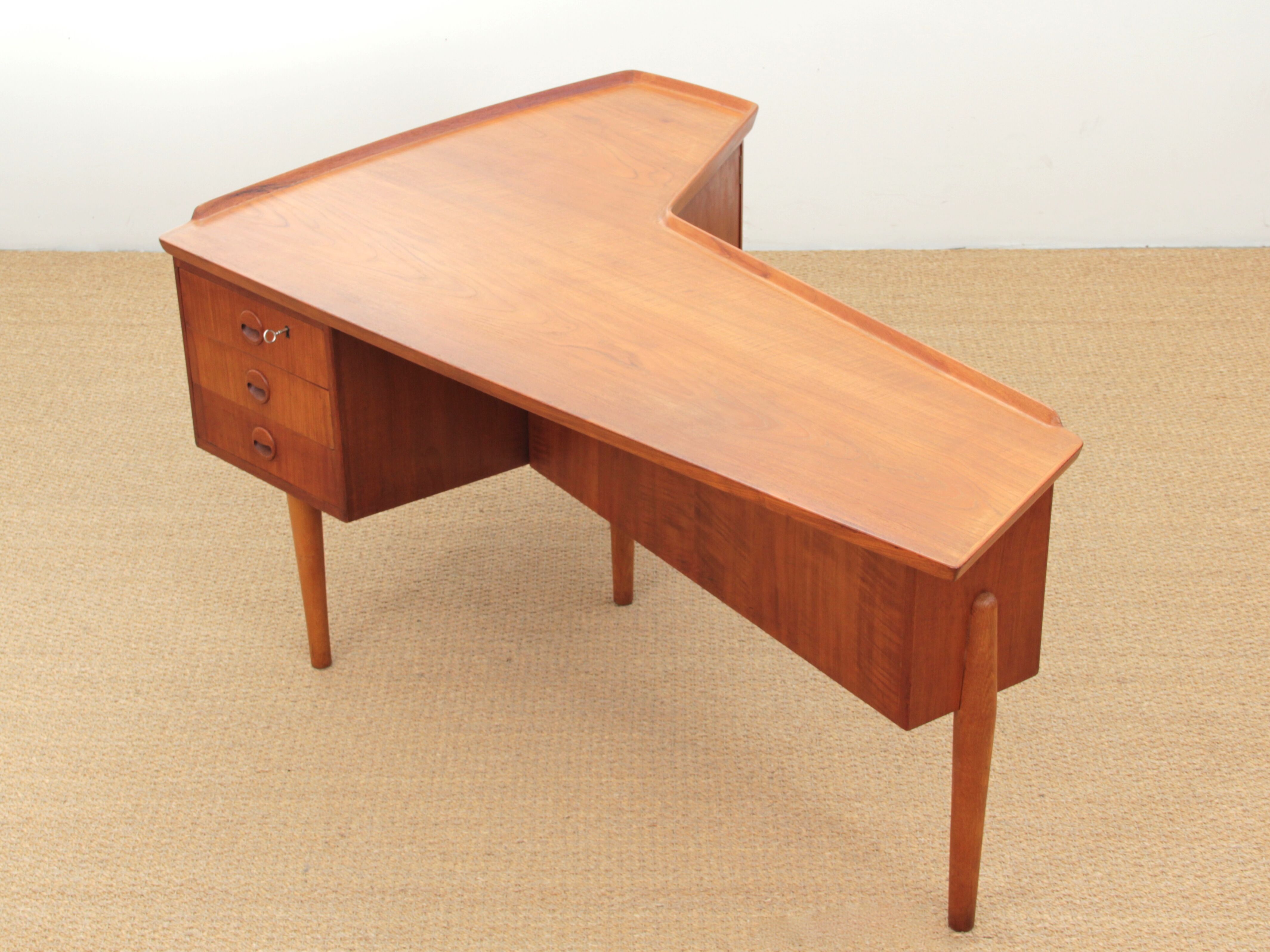 Bureau scandinave boomerang en teck d'Arne Hovmand Olsen