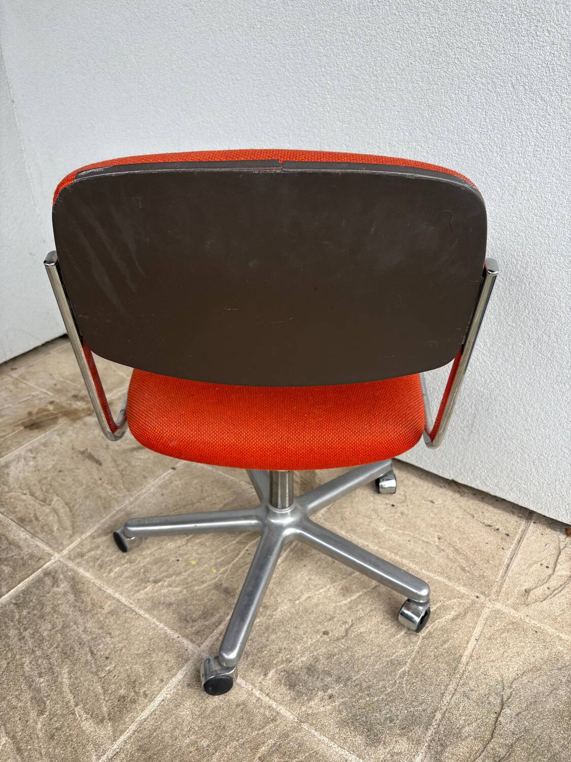 Fauteuil orange à roulettes Eurosit vintage 70’