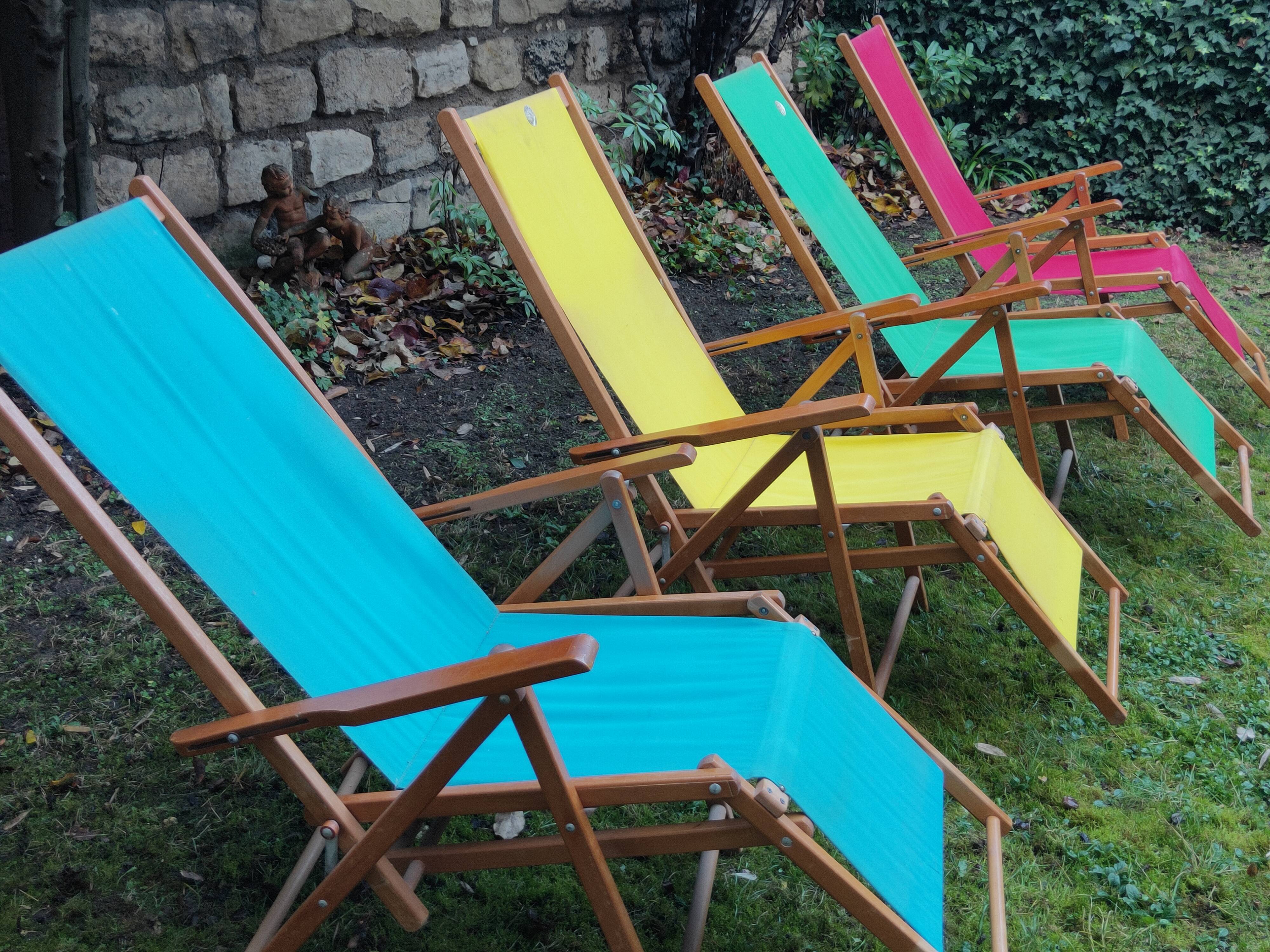 Set of four folding automatic deckchairs with Ergelax footrest never used