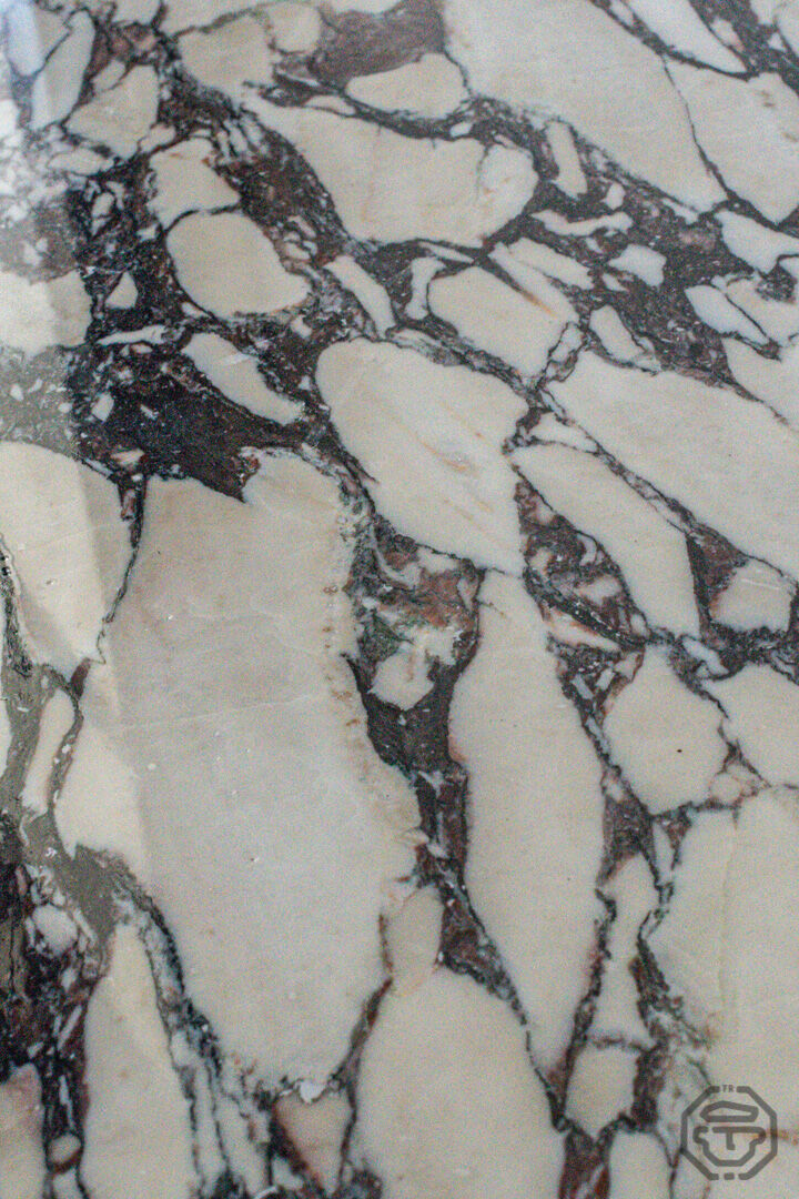 Eero Saarinen's Knoll tulip table