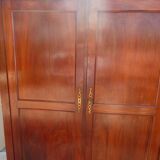 Armoire en noyer  ouvrant par 2 portes et un tiroir passe partout par ses dimensions